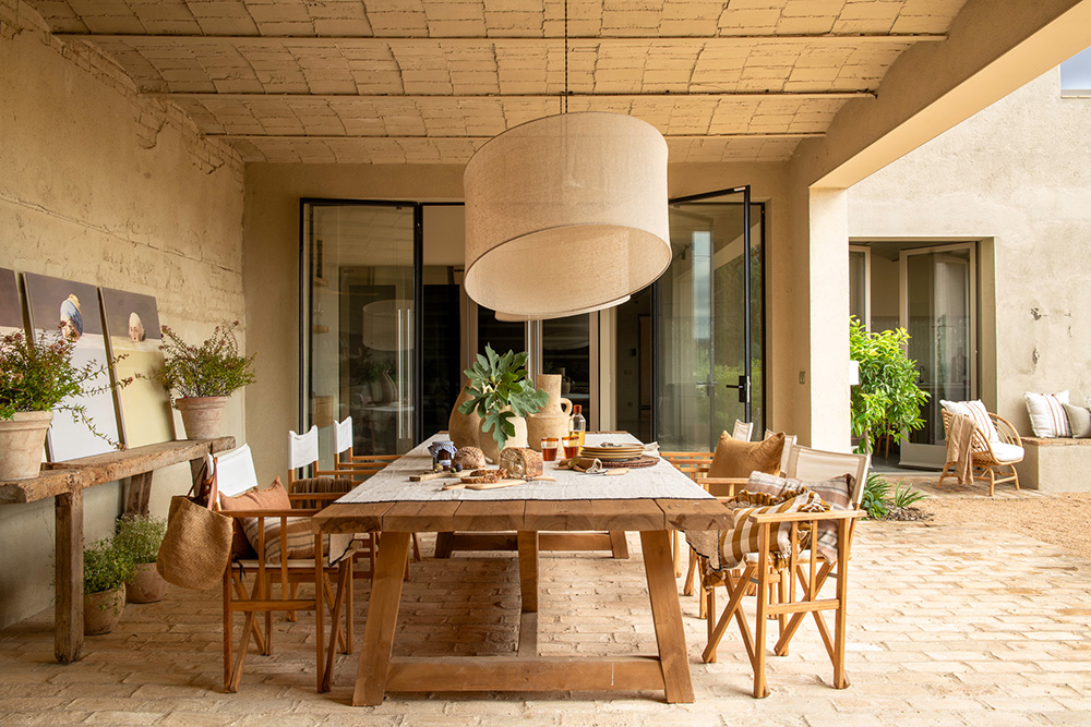 terrasse maison décoration rustique chic Casa Carolina Emporda Espagne