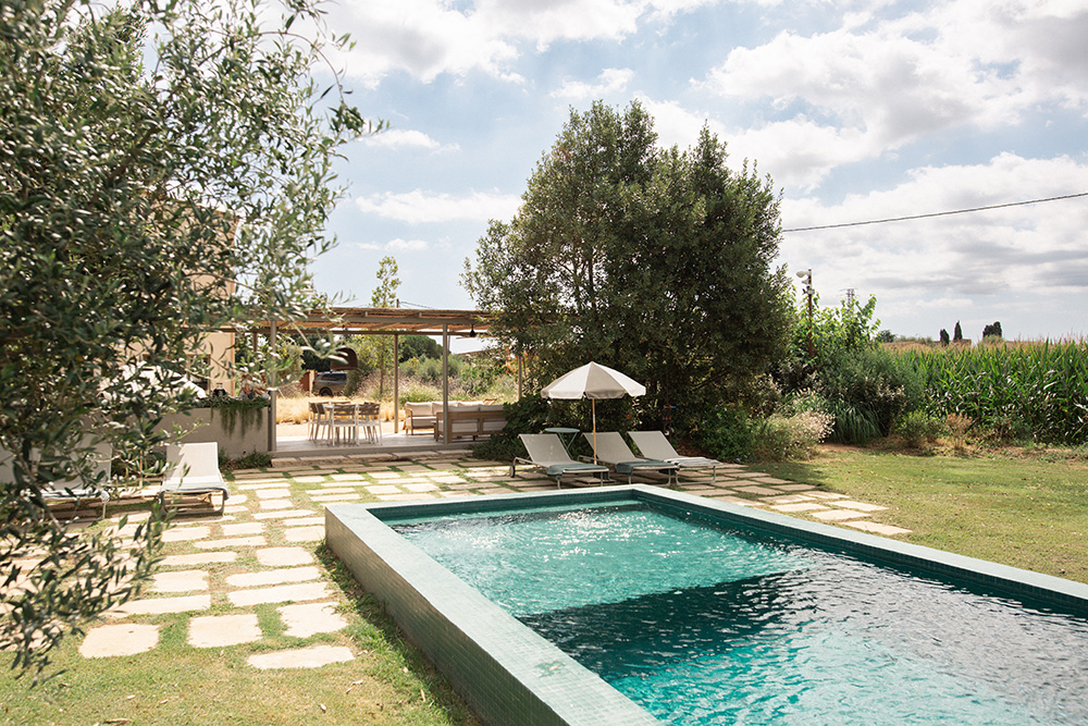 piscine et pergola maison décoration rustique chic Casa Carolina Emporda Espagne