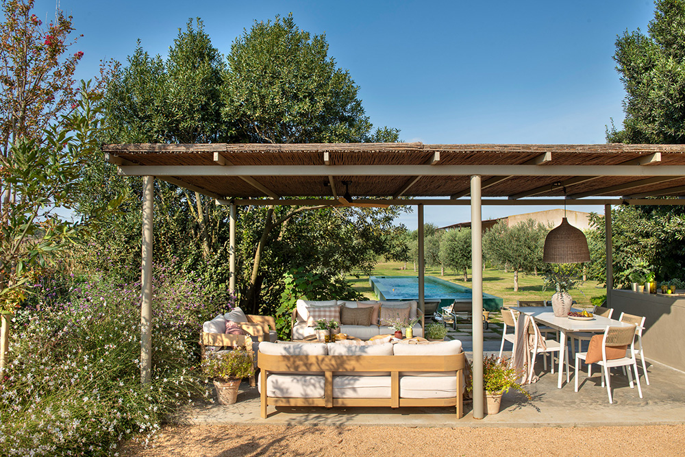 terrasse avec pergola et canisses maison décoration rustique chic Casa Carolina Emporda Espagne