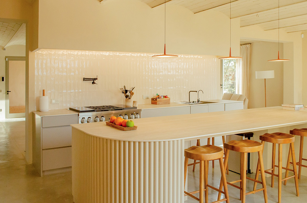 cuisine design beige maison décoration rustique chic Casa Carolina Emporda Espagne