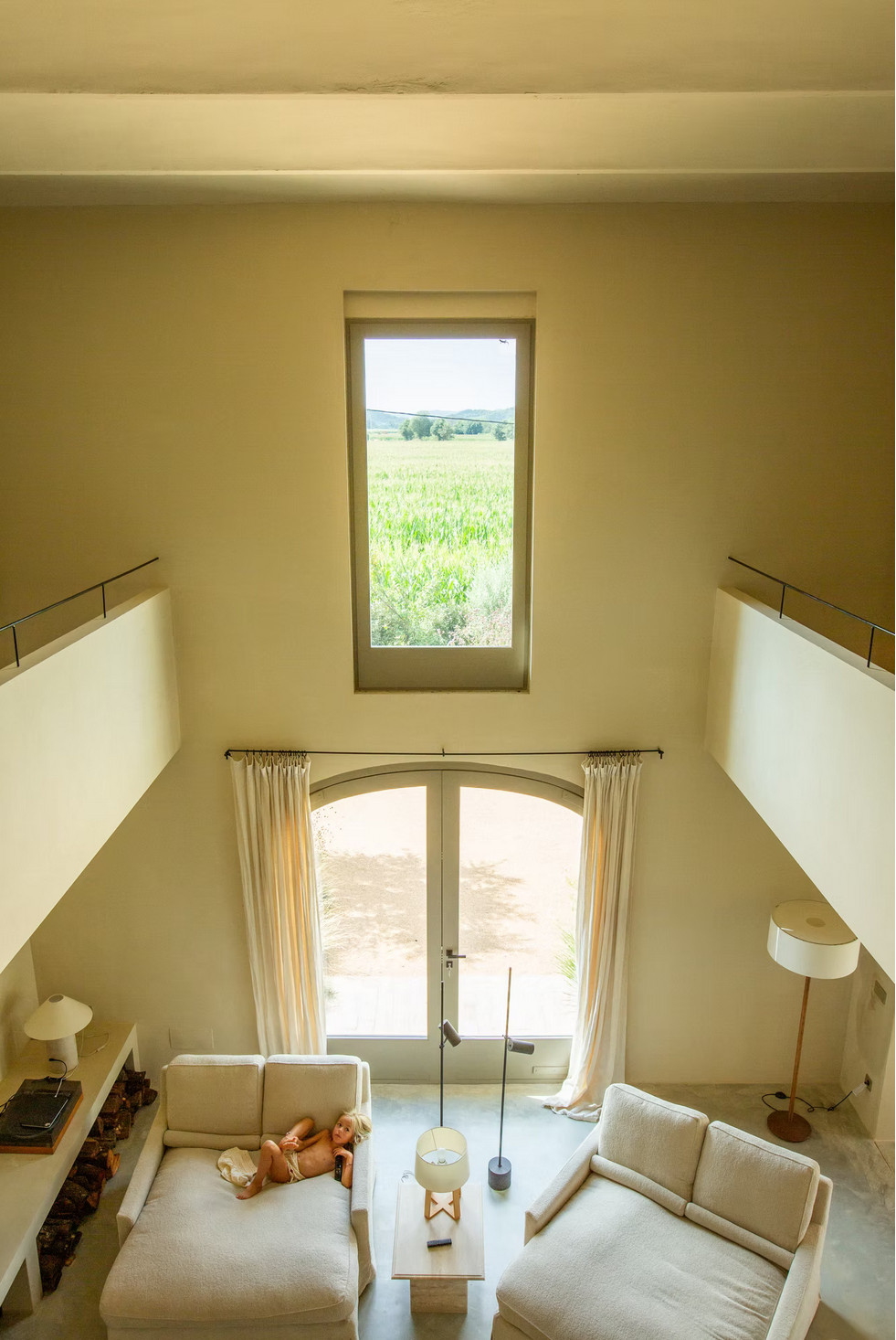 salon double hauteur avec cheminée maison décoration rustique chic Casa Carolina Emporda Espagne