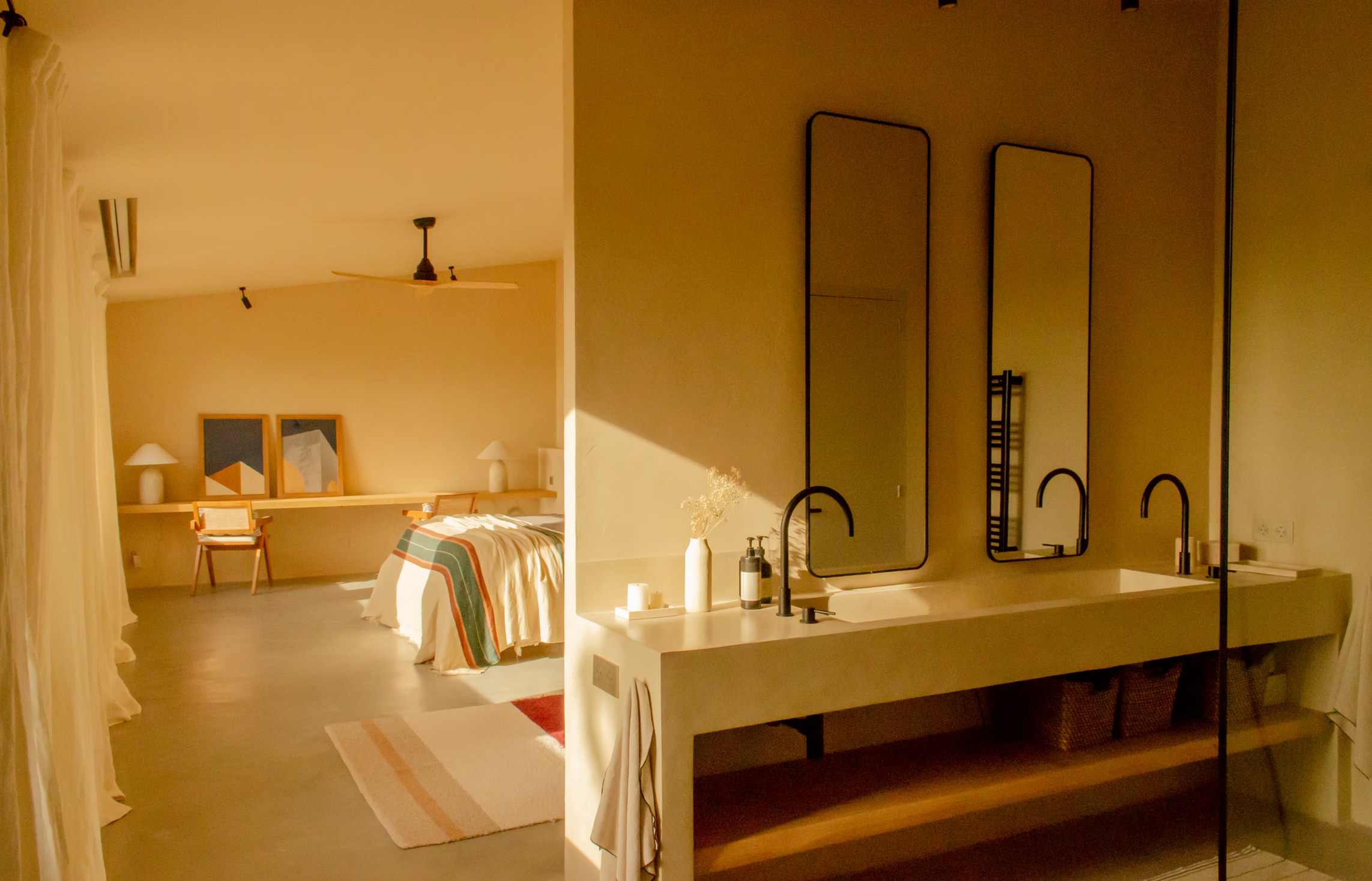 chambre avec salle de bain maison décoration rustique chic Casa Carolina Emporda Espagne