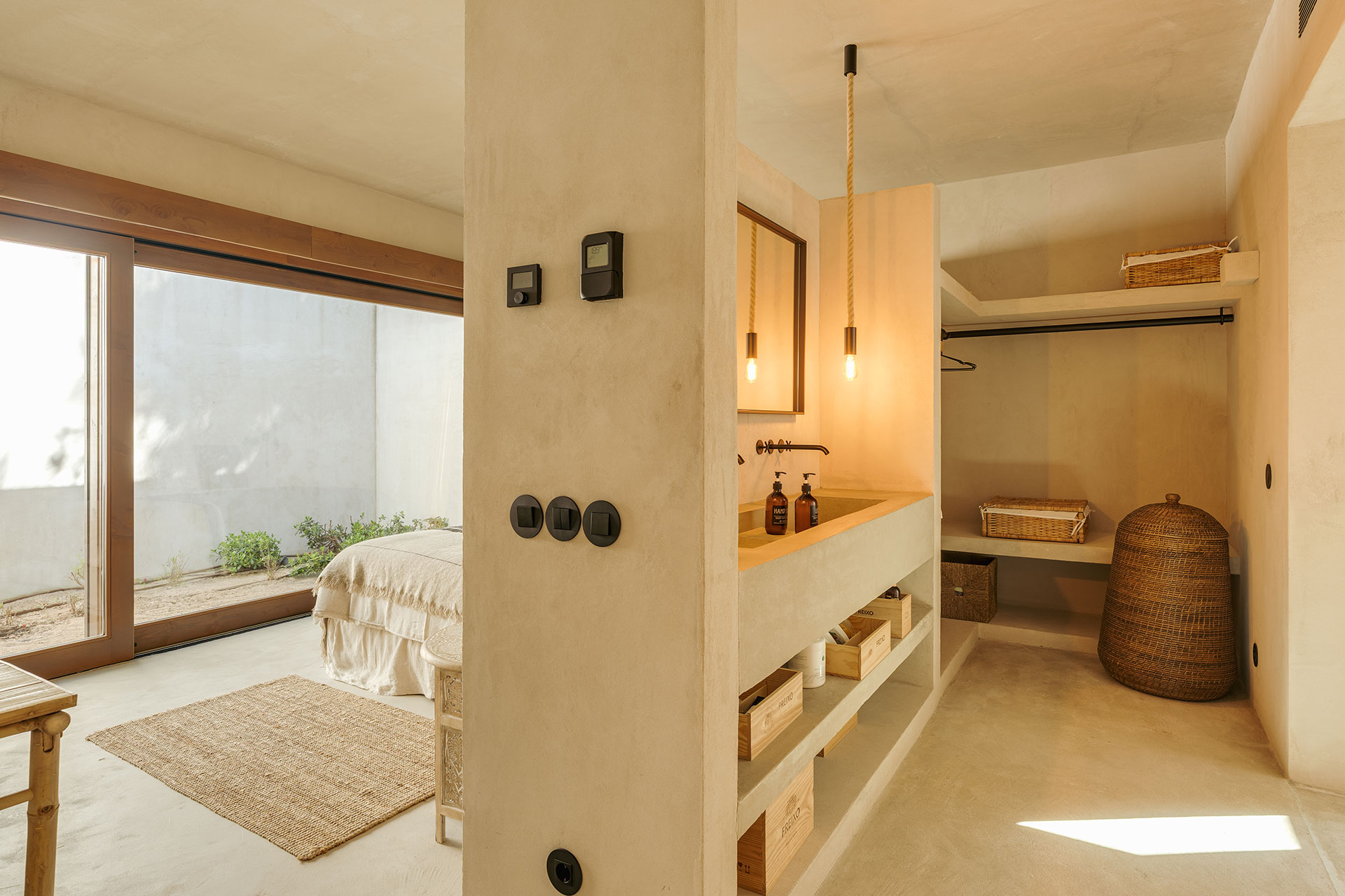 chambre avec baie vitrée et salle de bain décoration naturelle Villa Sandstone Comporta chambre avec baie vitrée et salle de bain décoration naturelle Villa Sandstone Comporta