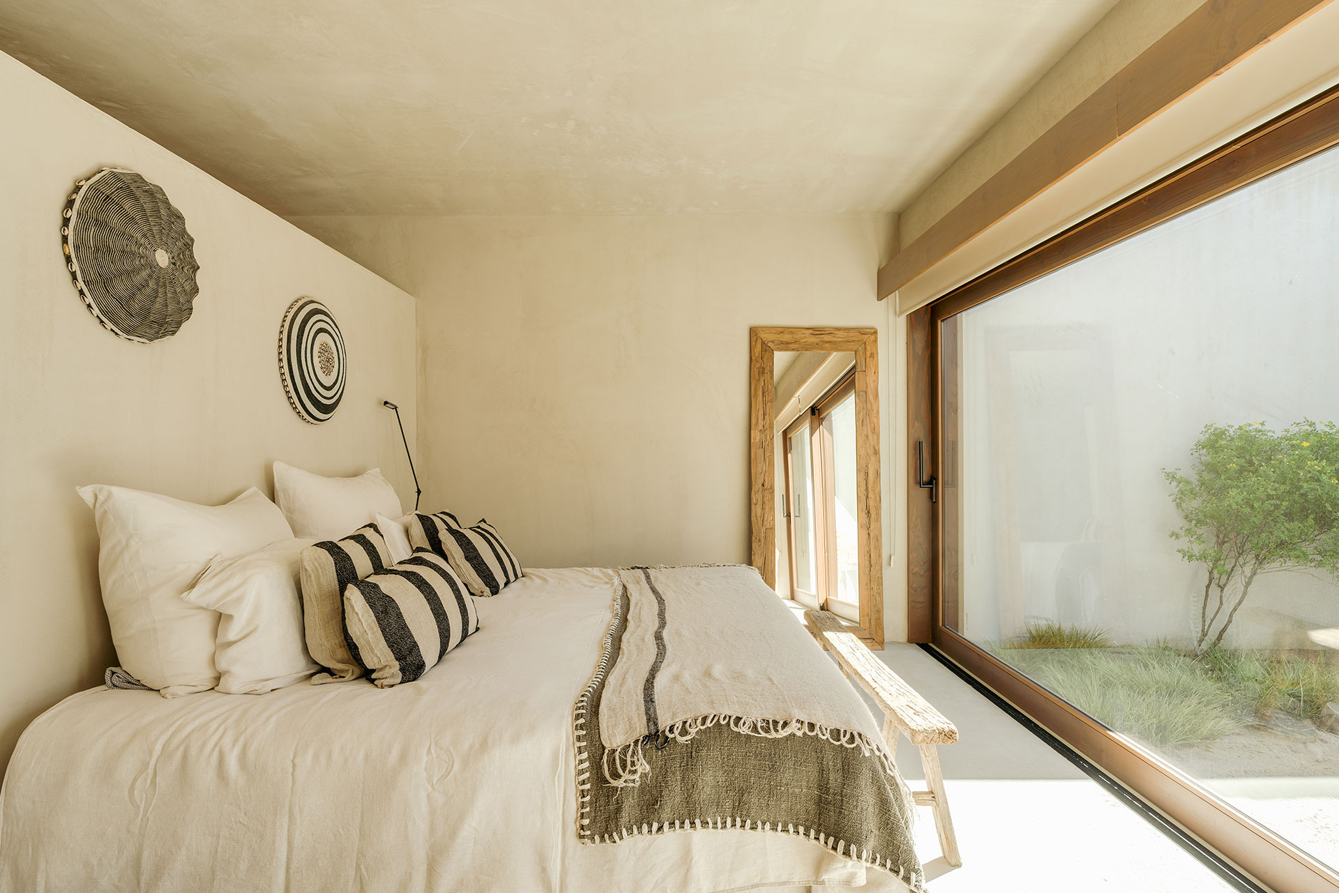 chambre avec baie vitrée décoration naturelle Villa Sandstone Comporta chambre avec baie vitrée décoration naturelle Villa Sandstone Comporta