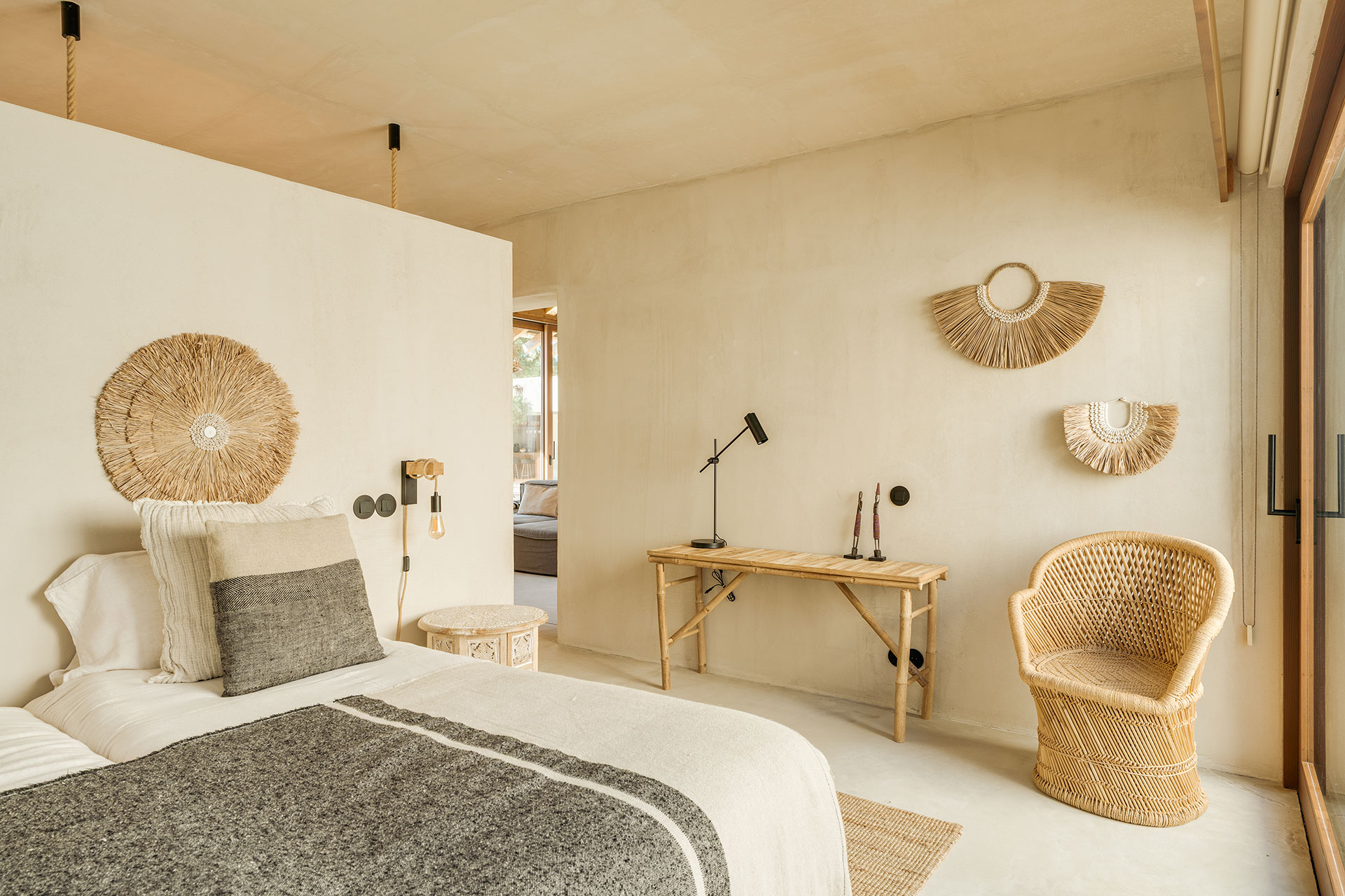 chambre avec baie vitrée décoration naturelle Villa Sandstone Comporta chambre avec baie vitrée décoration naturelle Villa Sandstone Comporta