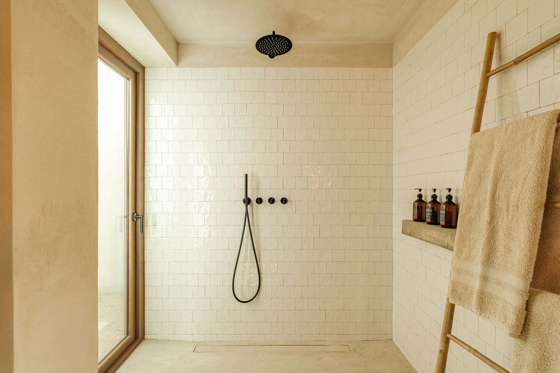 salle de bain avec baie vitrée décoration naturelle Villa Sandstone Comporta salle de bain avec baie vitrée décoration naturelle Villa Sandstone Comporta