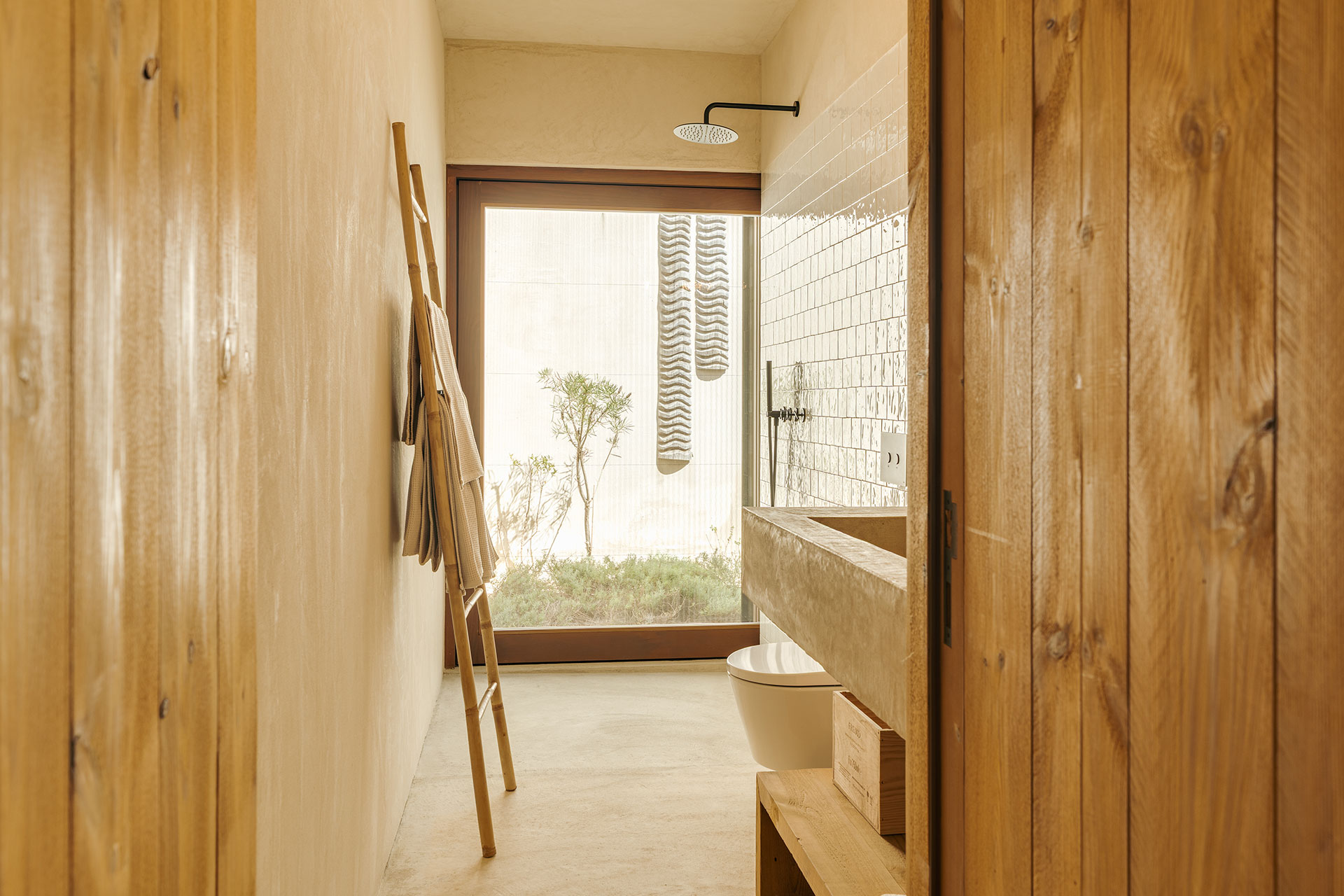 salle de bain avec baie vitrée décoration naturelle Villa Sandstone Comporta salle de bain avec baie vitrée décoration naturelle Villa Sandstone Comporta