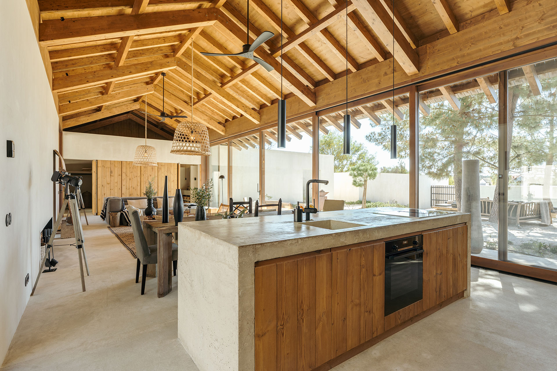 cuisine avec îlot béton et salle à manger et salon double hauteur plafond bois décoration naturelle Villa Sandstone Comporta cuisine avec îlot béton et salle à manger et salon double hauteur plafond bois décoration naturelle Villa Sandstone Comporta