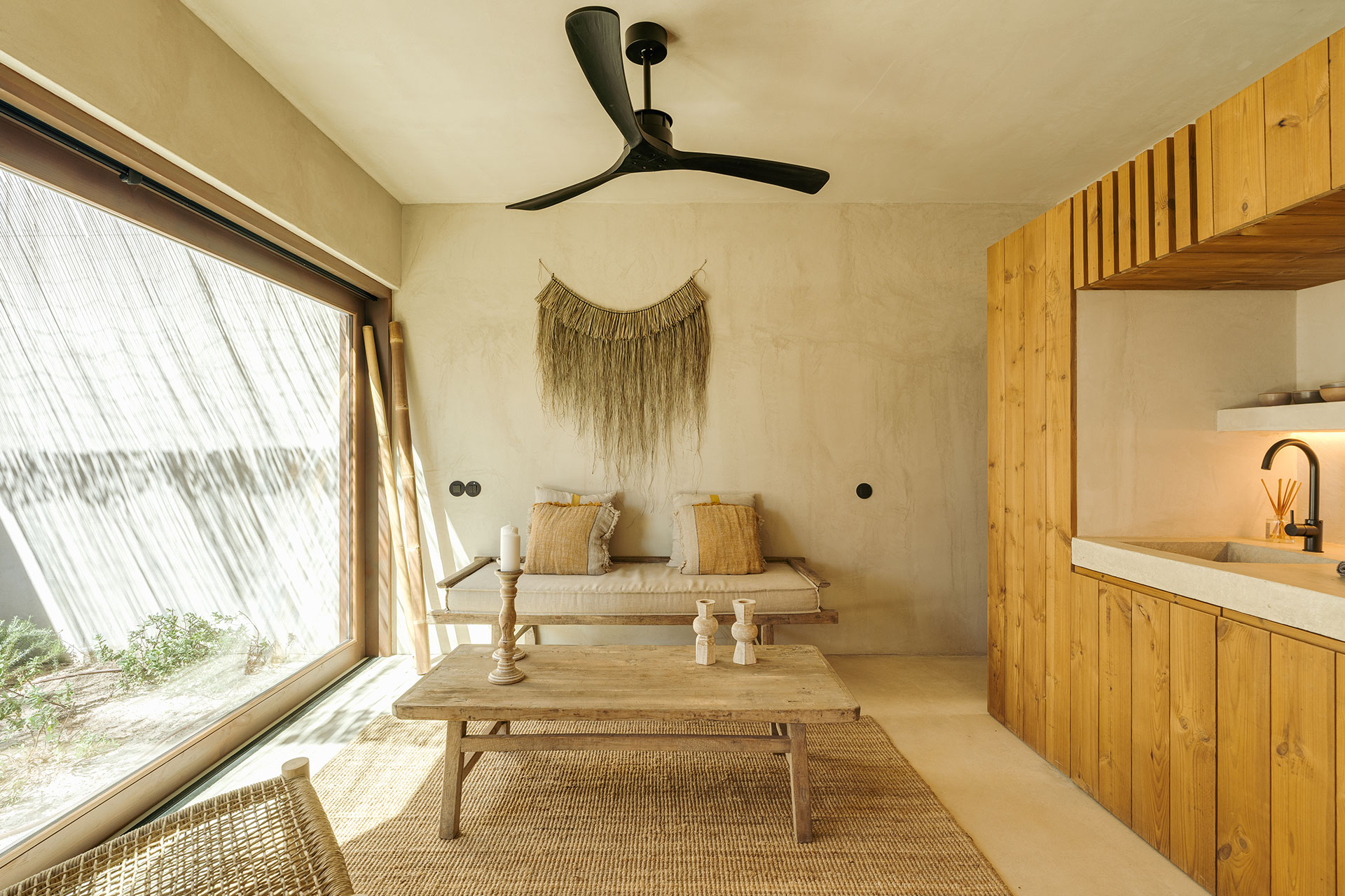 petit salon avec cuisine ouverte décoration naturelle Villa Sandstone Comporta petit salon avec cuisine ouverte décoration naturelle Villa Sandstone Comporta