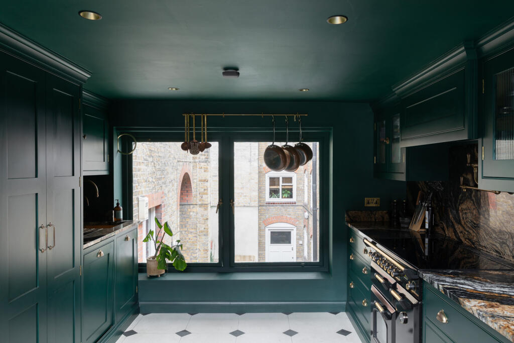 cuisine verte sol cabochons noir et blanc décoration vintage appartement en duplex Londres cuisine verte sol cabochons noir et blanc décoration vintage appartement en duplex Londres