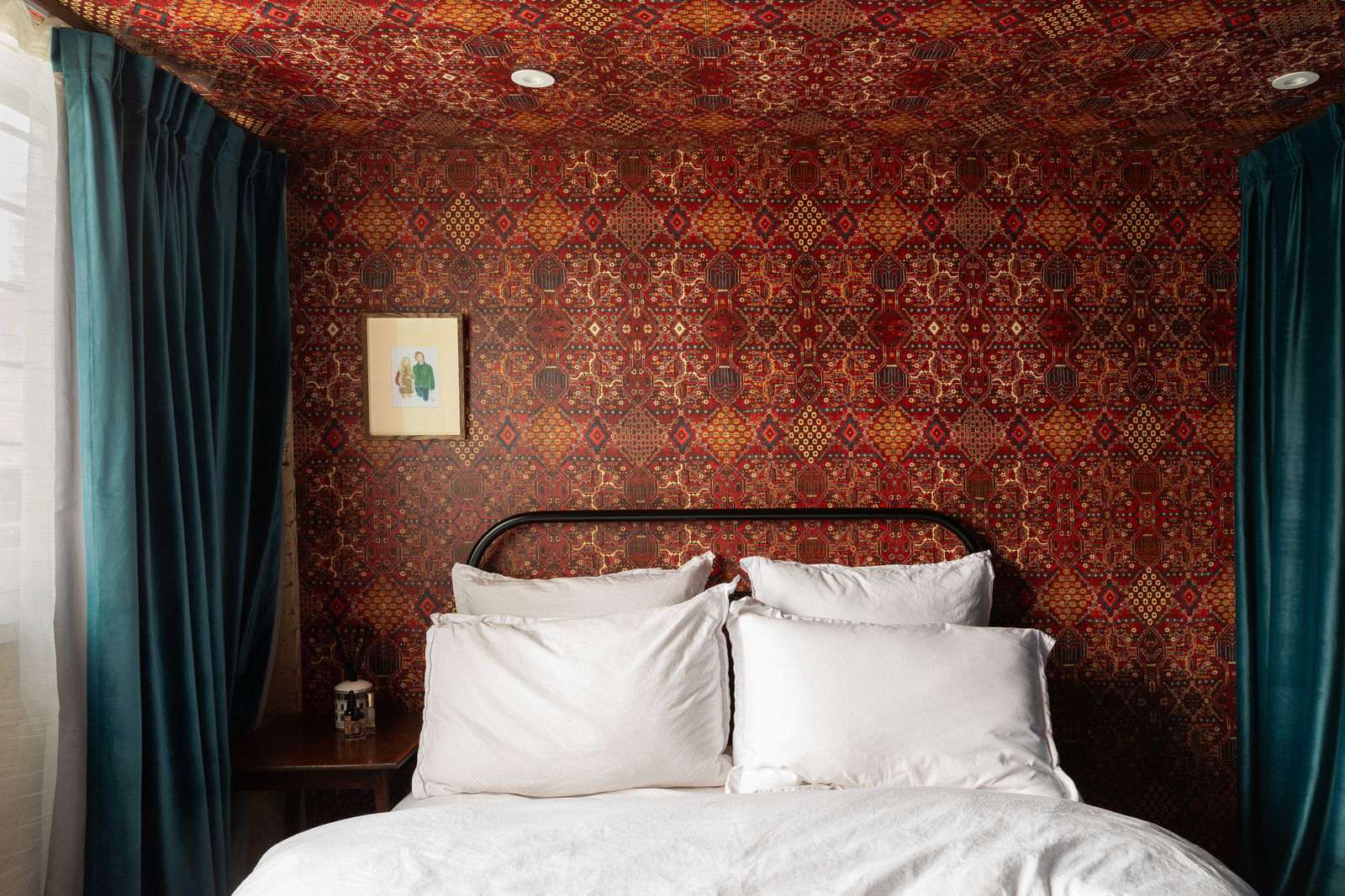 chambre rouge et bleu canard décoration vintage appartement en duplex Londres chambre rouge et bleu canard décoration vintage appartement en duplex Londres