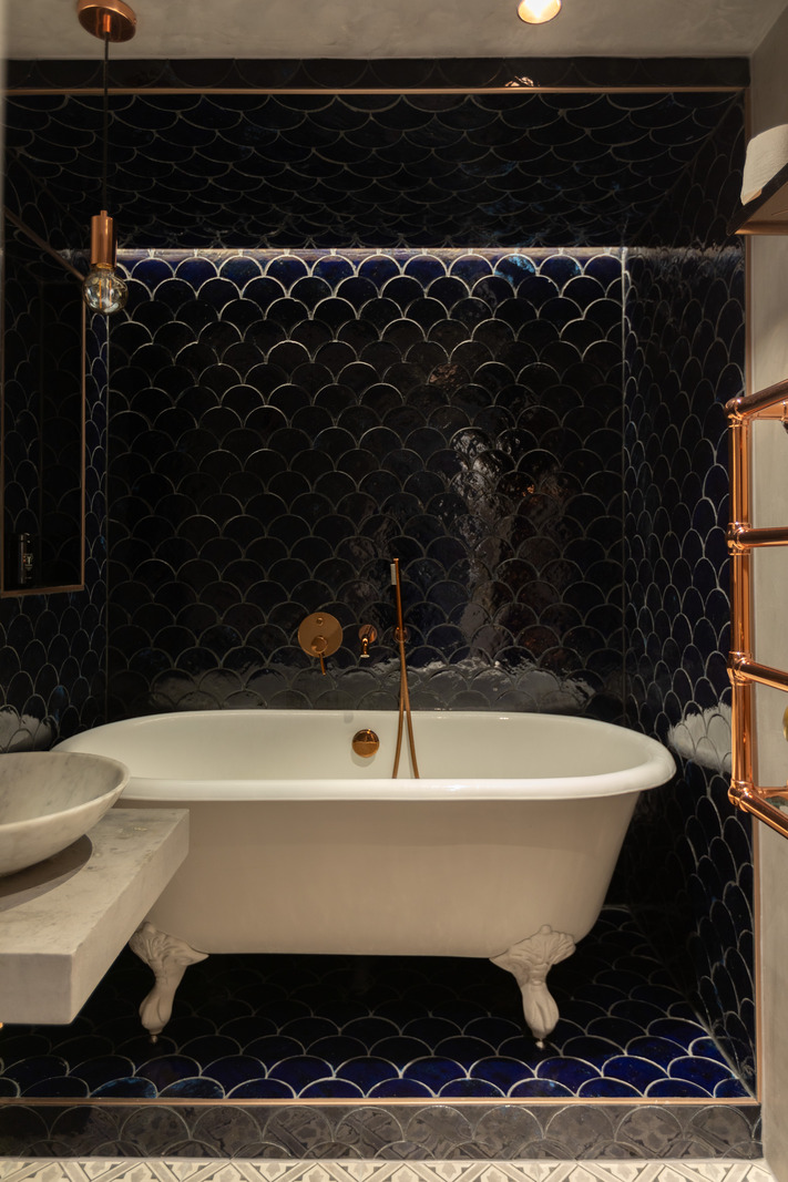 salle de bain carrelage portugais noir baignoire sur pieds décoration vintage appartement en duplex Londres salle de bain carrelage portugais noir baignoire sur pieds décoration vintage appartement en duplex Londres