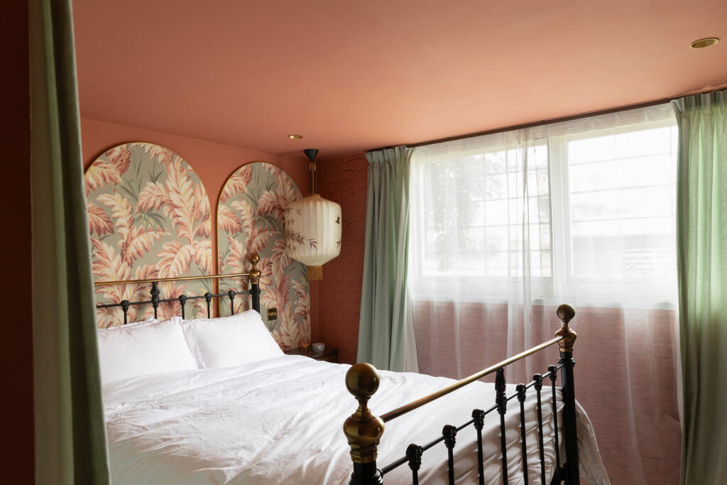 chambre terracotta et verte décoration vintage appartement en duplex Londres chambre terracotta et verte décoration vintage appartement en duplex Londres