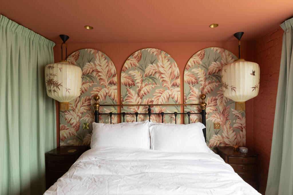 chambre terracotta et verte décoration vintage appartement en duplex Londres chambre terracotta et verte décoration vintage appartement en duplex Londres