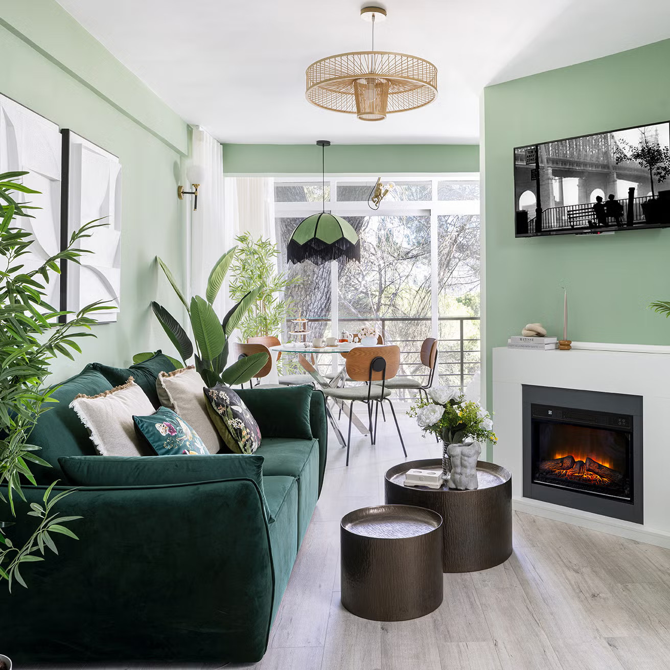 salon avec cheminée décoration verte appartement de 58m2