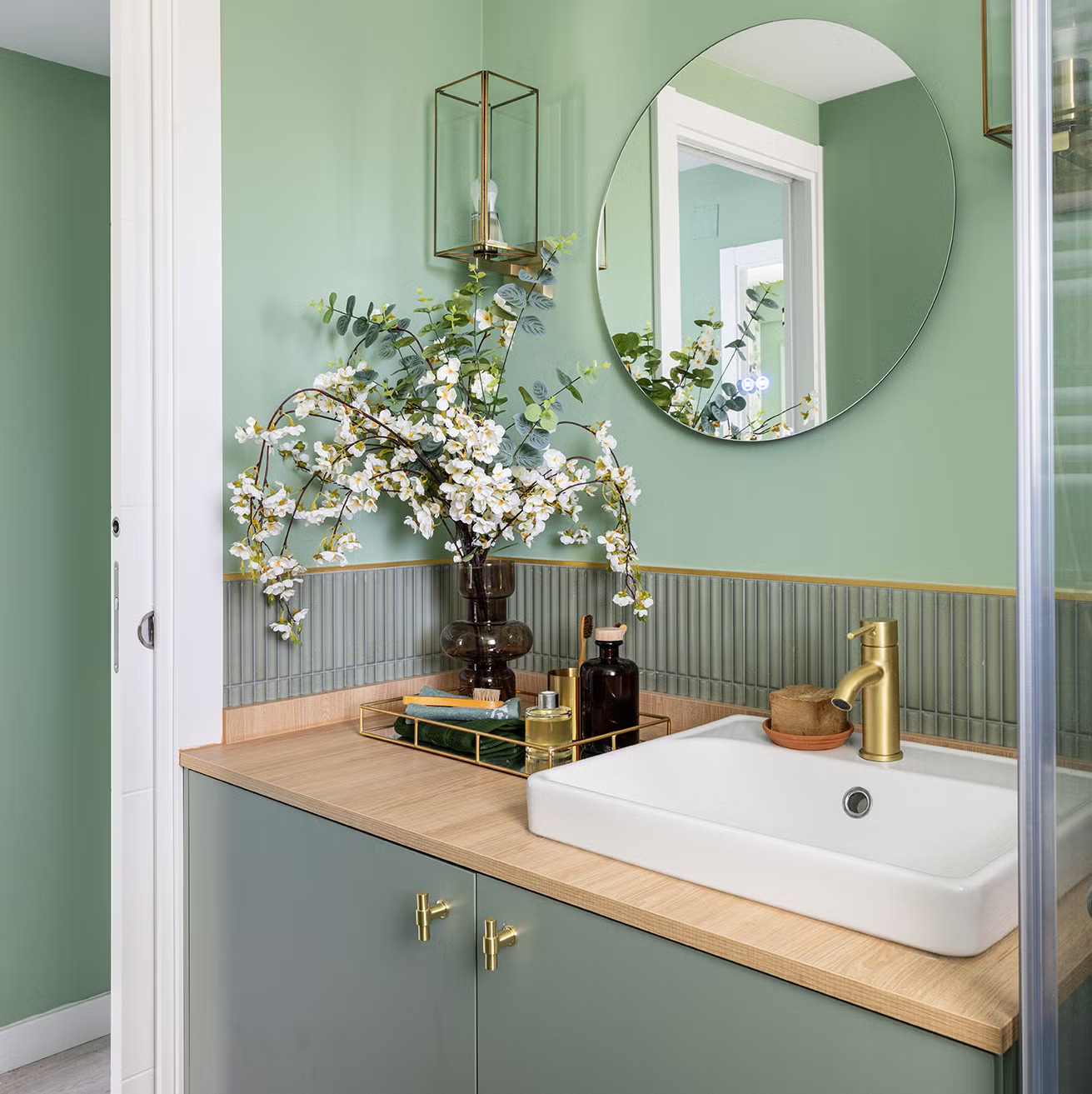 salle de bain verte et bois