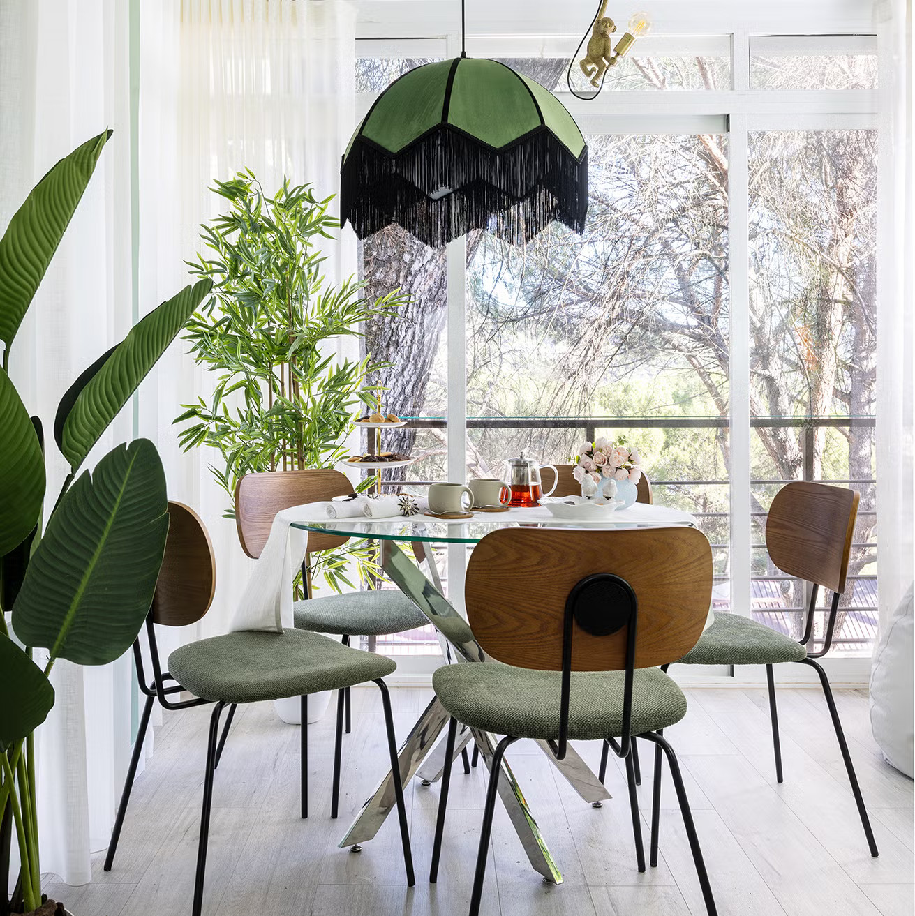 salle à manger avec baie vitrée décoration verte appartement de 58m2