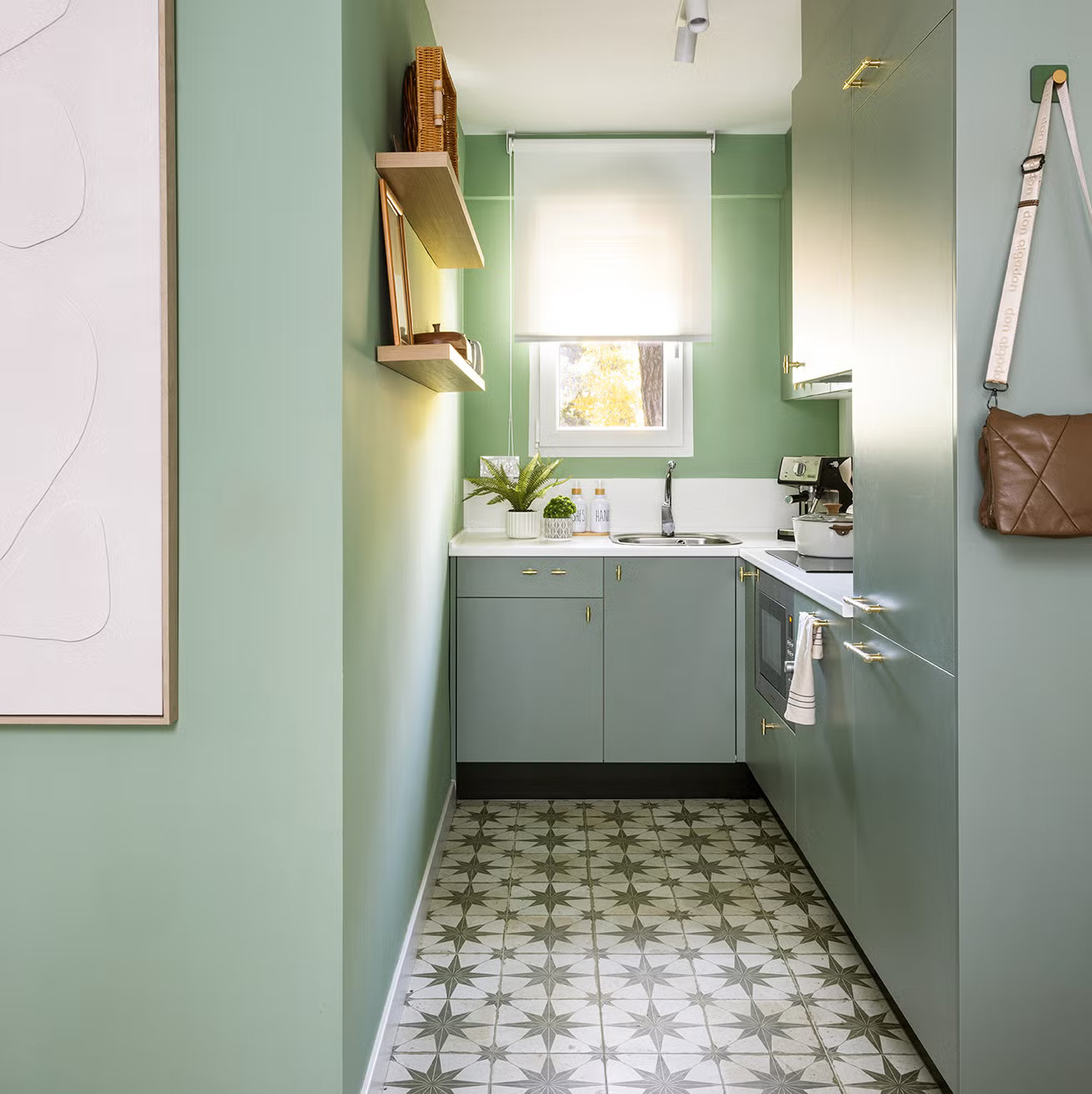cuisine sol carreaux de ciment décoration verte appartement de 58m2