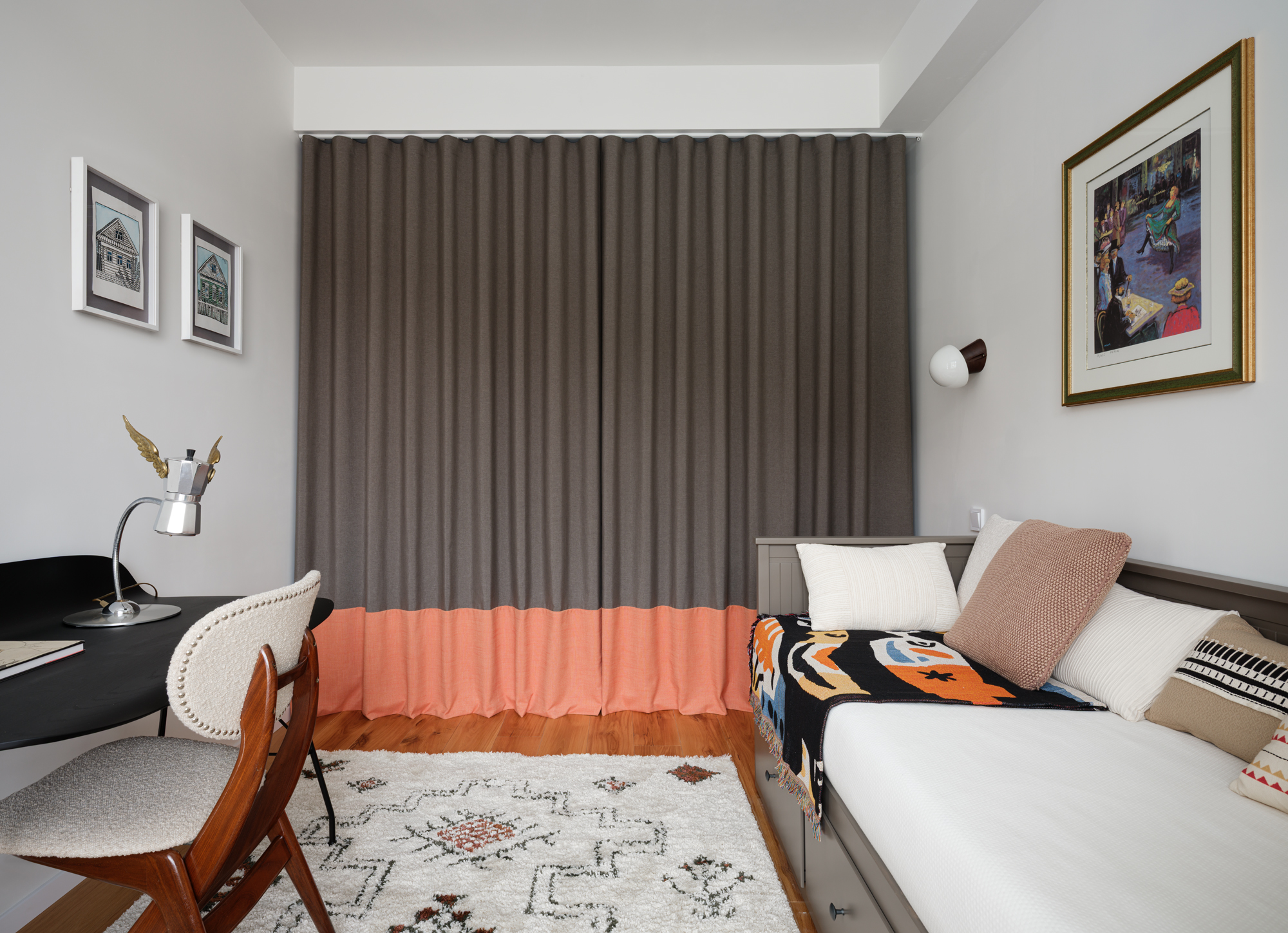 chambre avec placard fermé par rideau et bureau décoration vintage appartement rénové de trois-pièces de 50m2 seulement optimisé