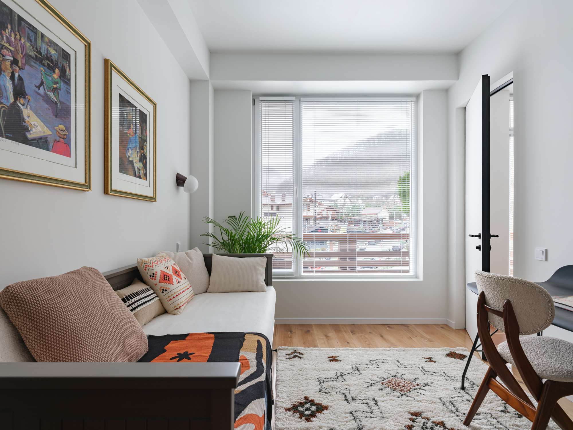 chambre avec bureau décoration vintage appartement rénové de trois-pièces de 50m2 seulement optimisé