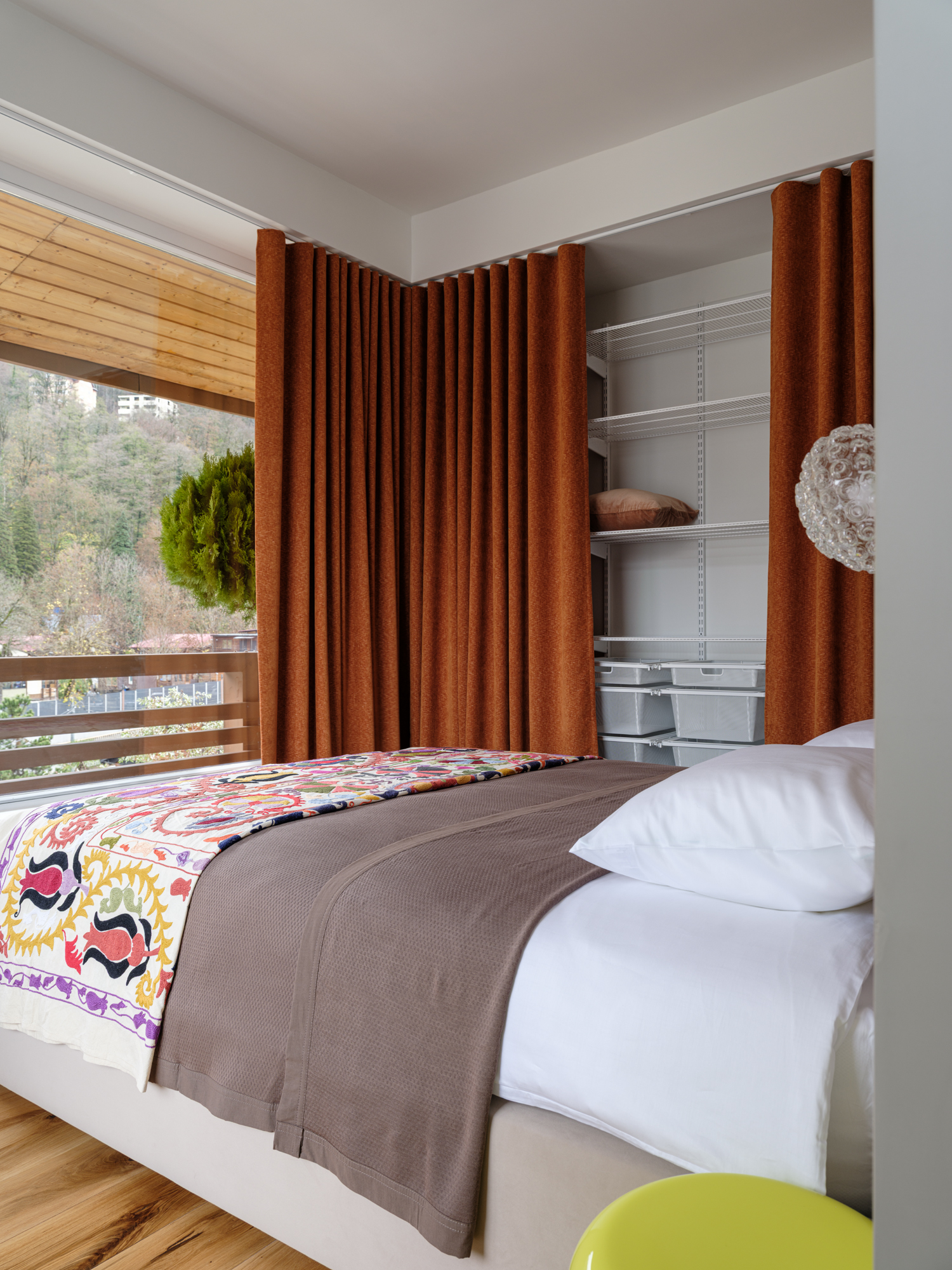 chambre avec dressing fermé par rideau