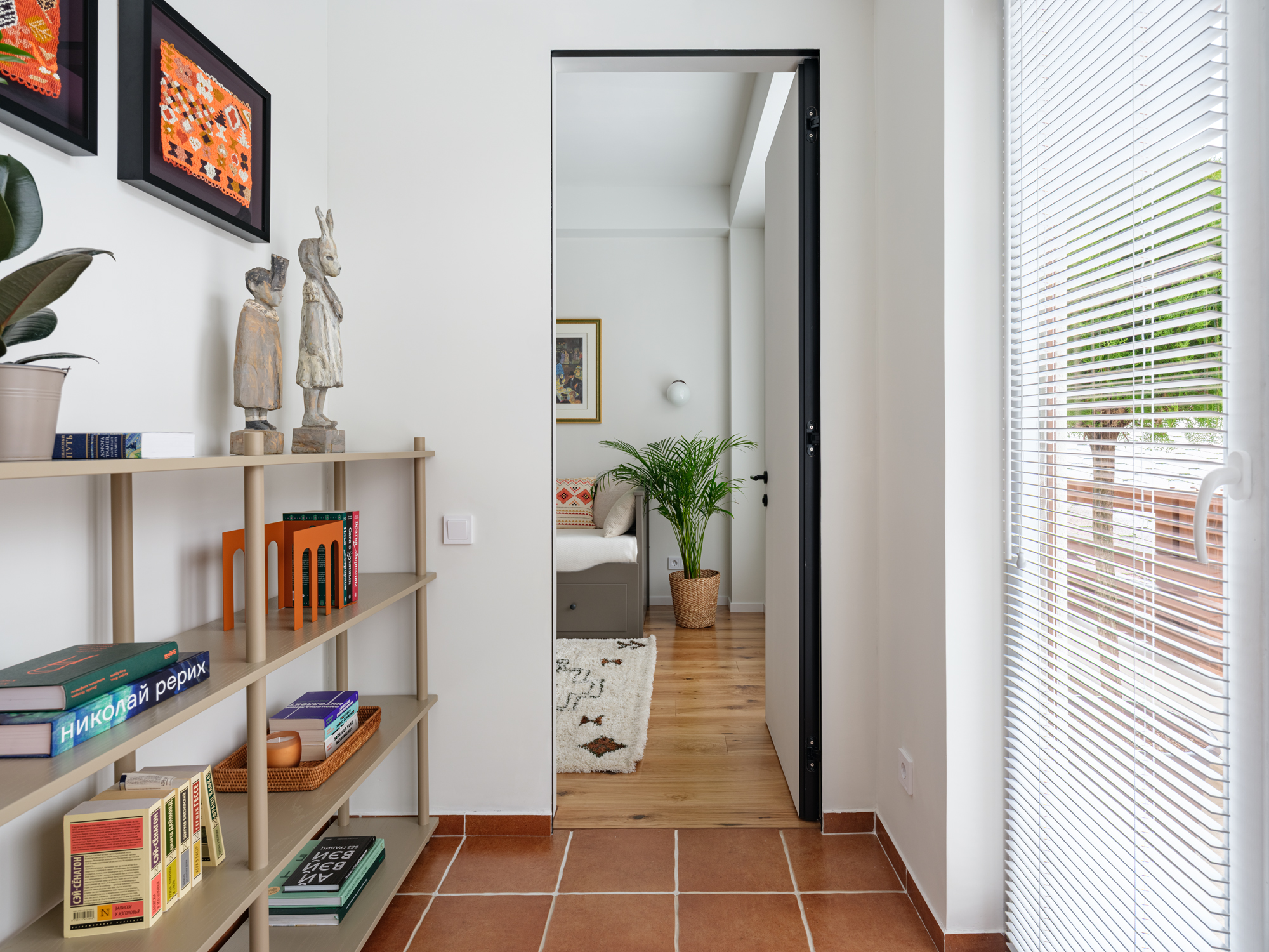 couloir et chambre décoration vintage appartement rénové de trois-pièces de 50m2 seulement optimisé