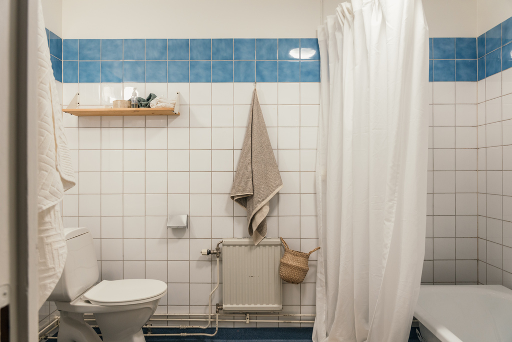 salle de bain blanche et bleue salle de bain blanche et bleue
