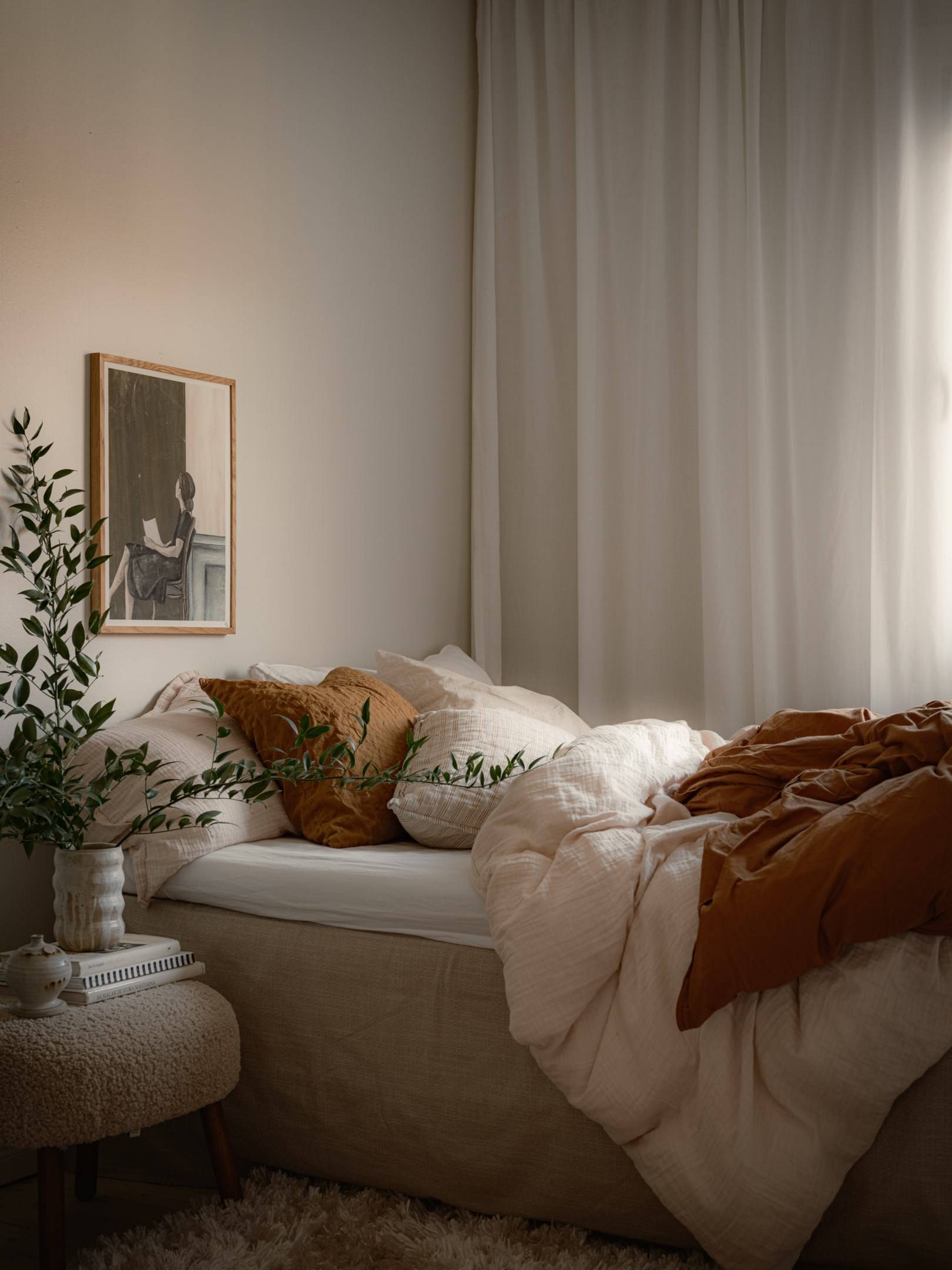 pièce principale avec lit décoration scandinave beige studio 34m2 pièce principale avec lit décoration scandinave beige studio 34m2