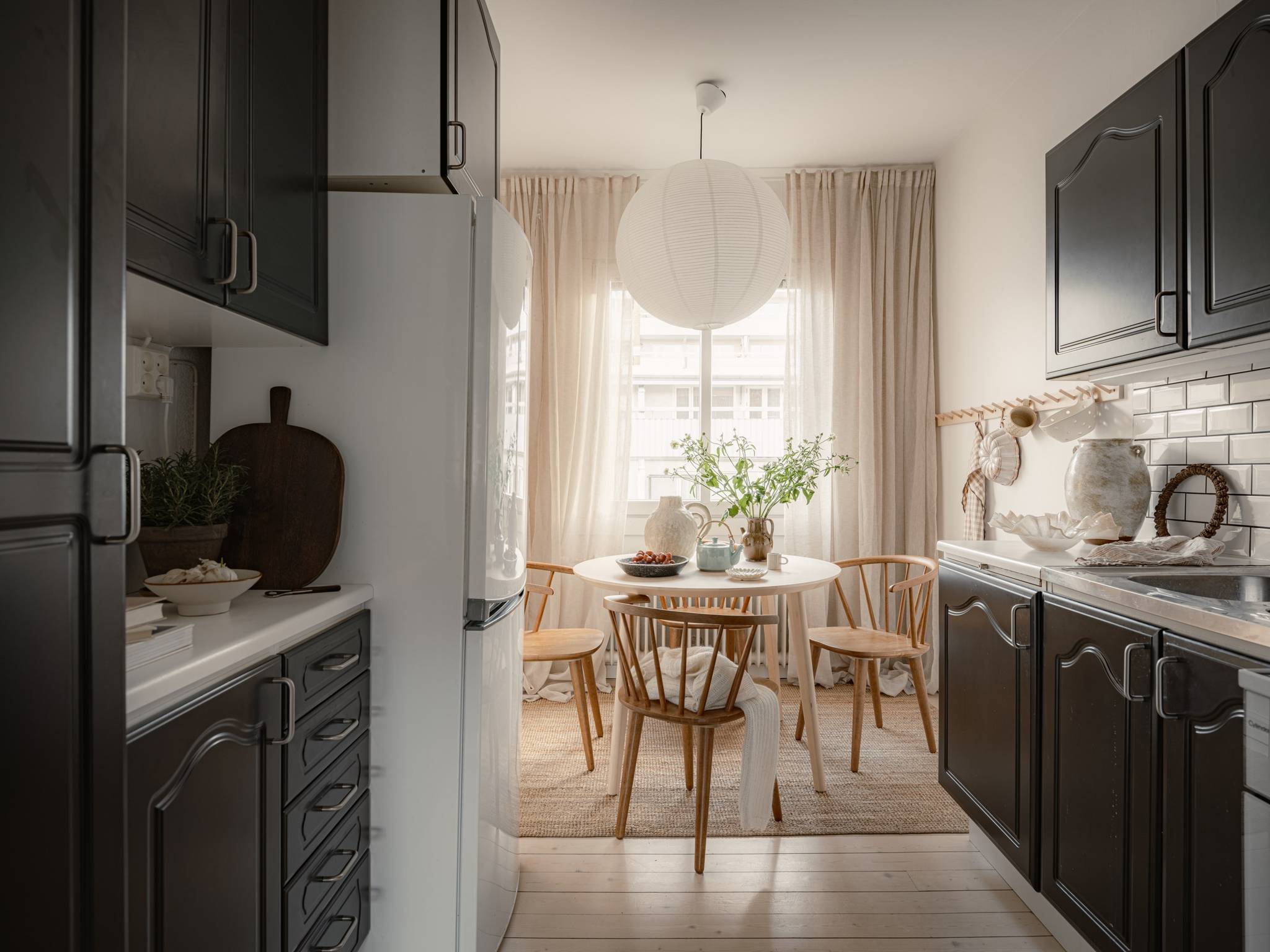cuisine chapeau de gendarme rustique laquée noir avec espace salle à manger décoration scandinave studio 34m2 cuisine chapeau de gendarme rustique laquée noir avec espace salle à manger décoration scandinave studio 34m2