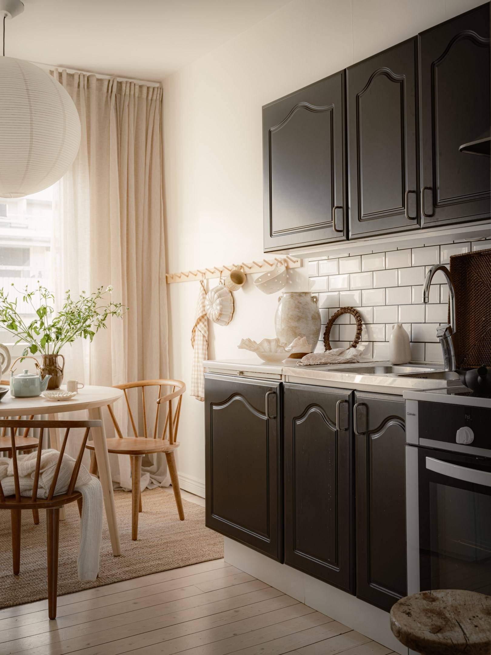 cuisine chapeau de gendarme rustique laquée noir avec espace salle à manger décoration scandinave studio 34m2 cuisine chapeau de gendarme rustique laquée noir avec espace salle à manger décoration scandinave studio 34m2