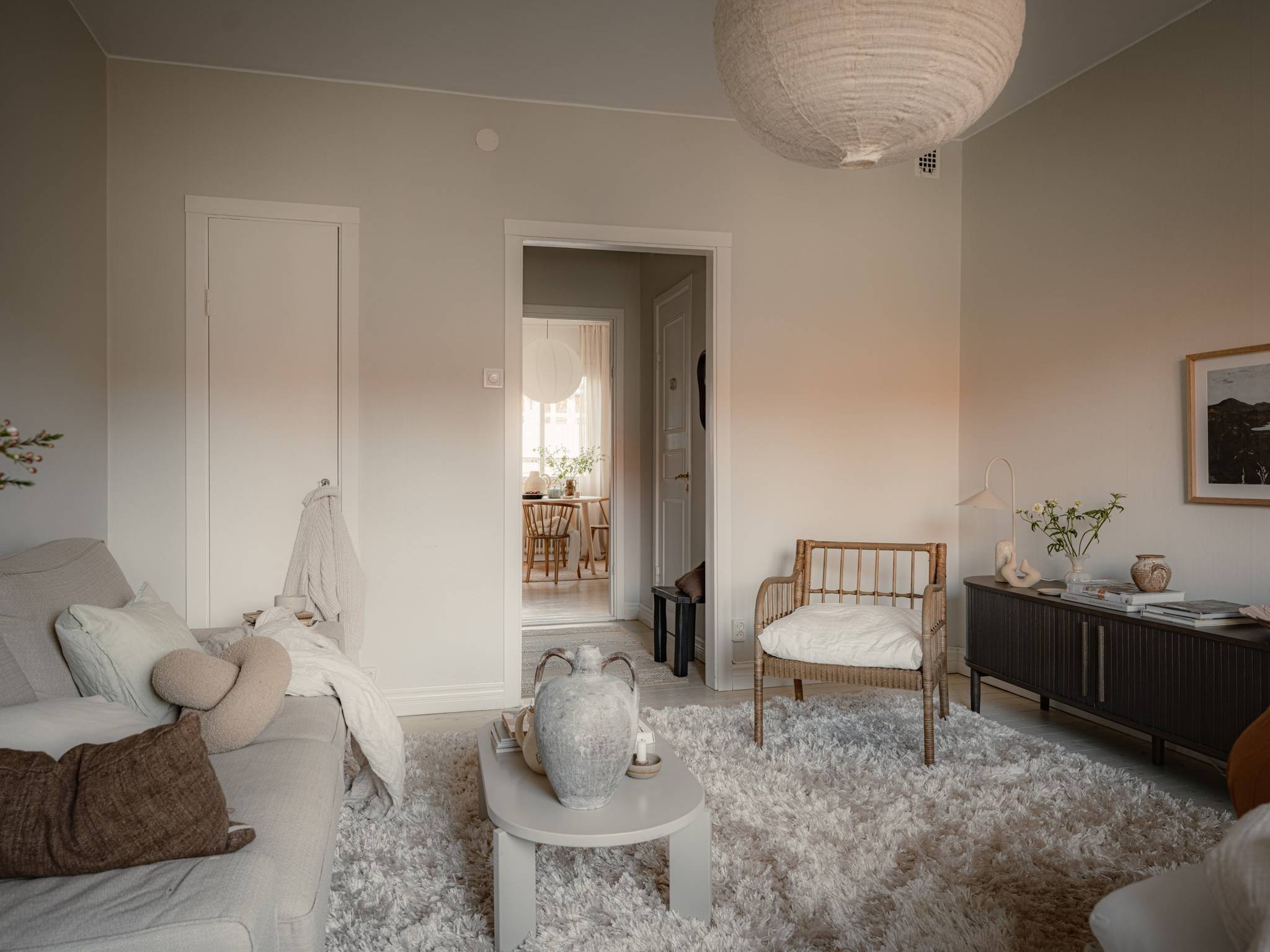 pièce principale avec canapé et lit décoration scandinave beige studio 34m2 pièce principale avec canapé et lit décoration scandinave beige studio 34m2