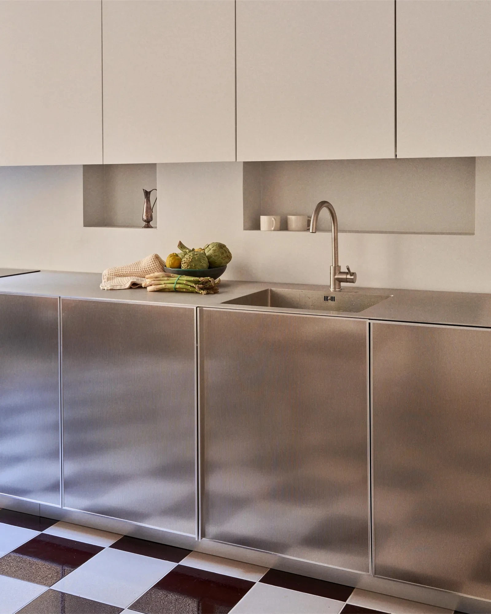 inox metal kitchen with checkered white and black floor