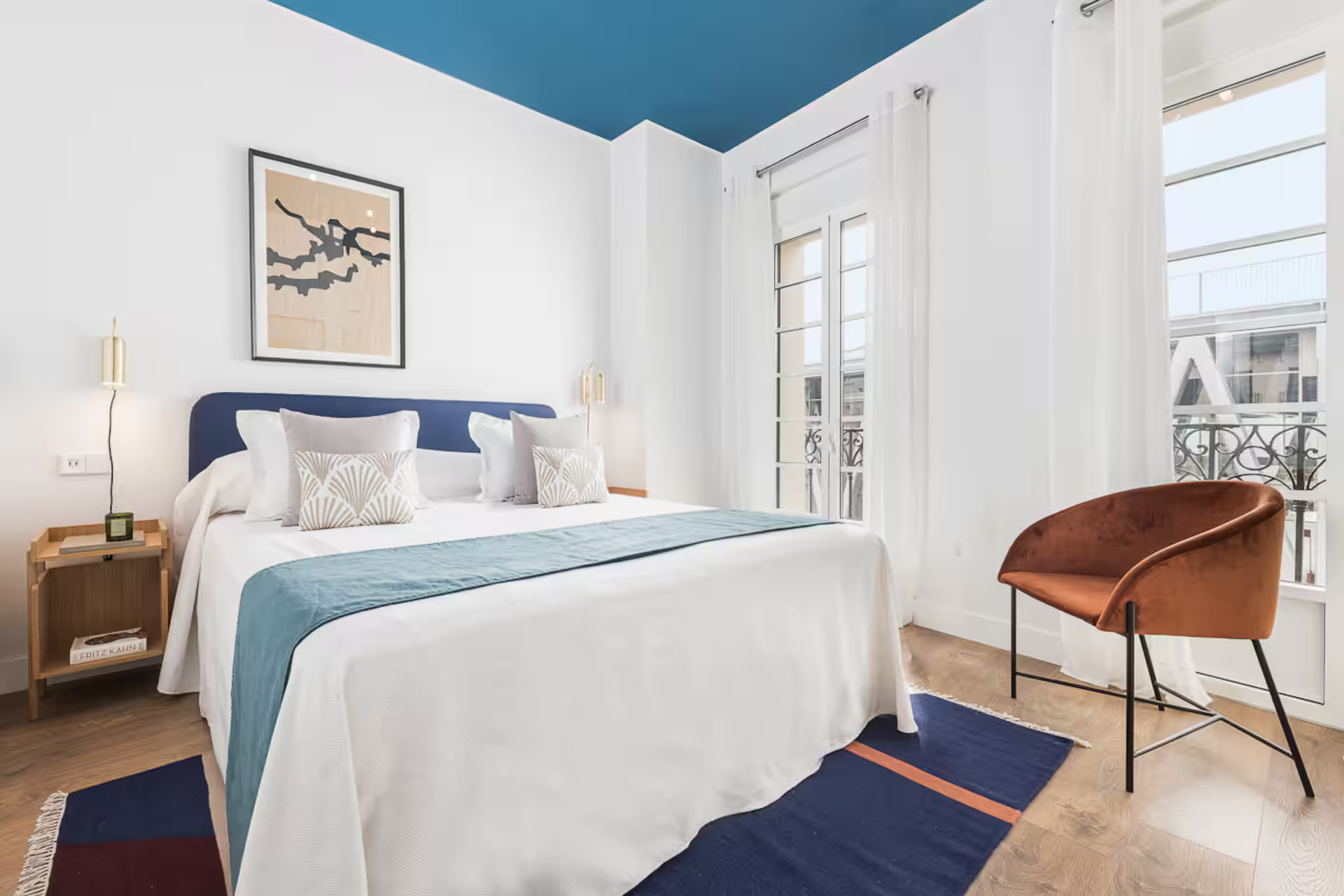 chambre plafond bleu décoration contemporaine appartement Madrid La Latina chambre plafond bleu décoration contemporaine appartement Madrid La Latina