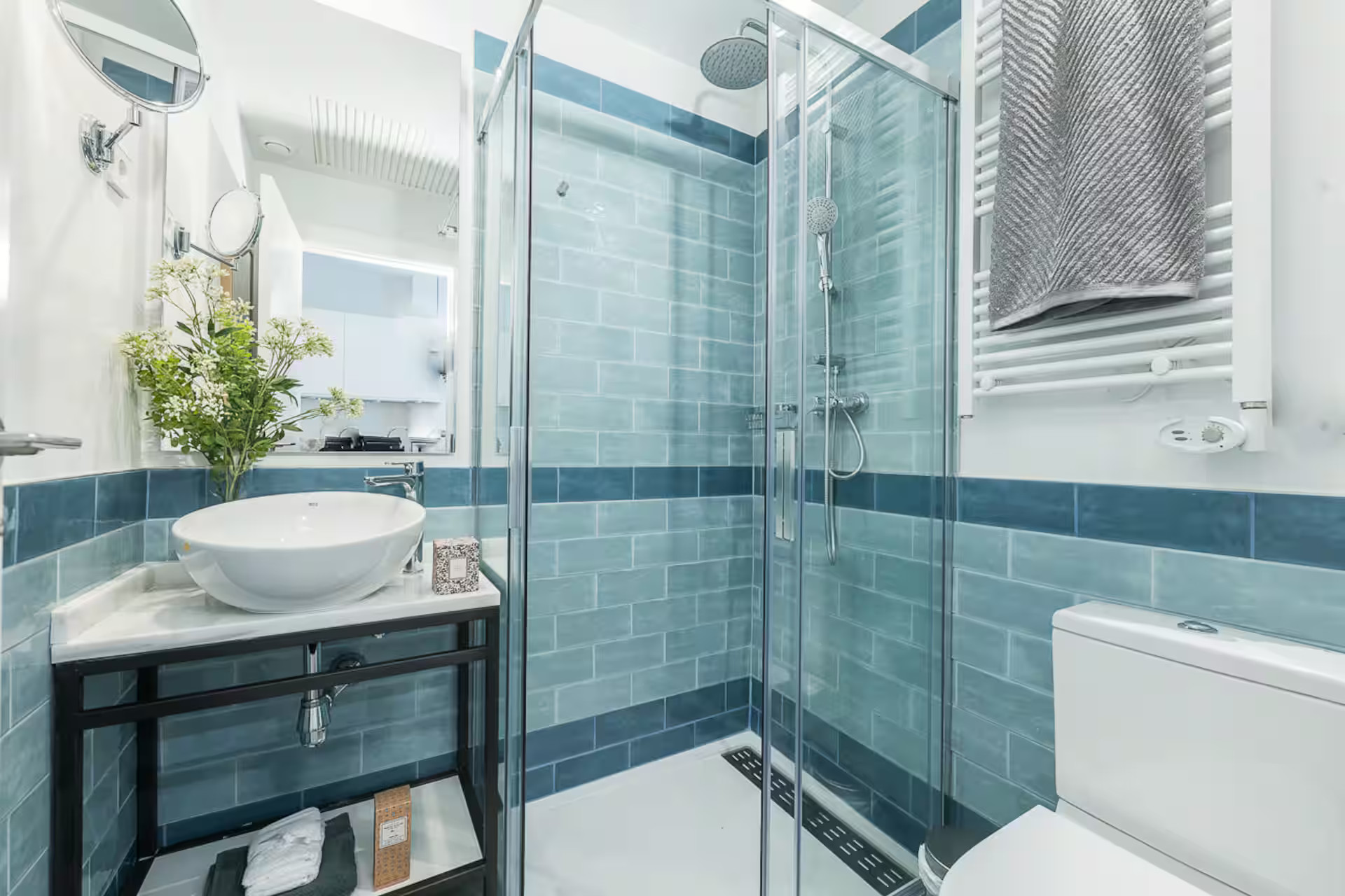 salle de bain bleue et blanche décoration contemporaine appartement Madrid La Latina salle de bain bleue et blanche décoration contemporaine appartement Madrid La Latina