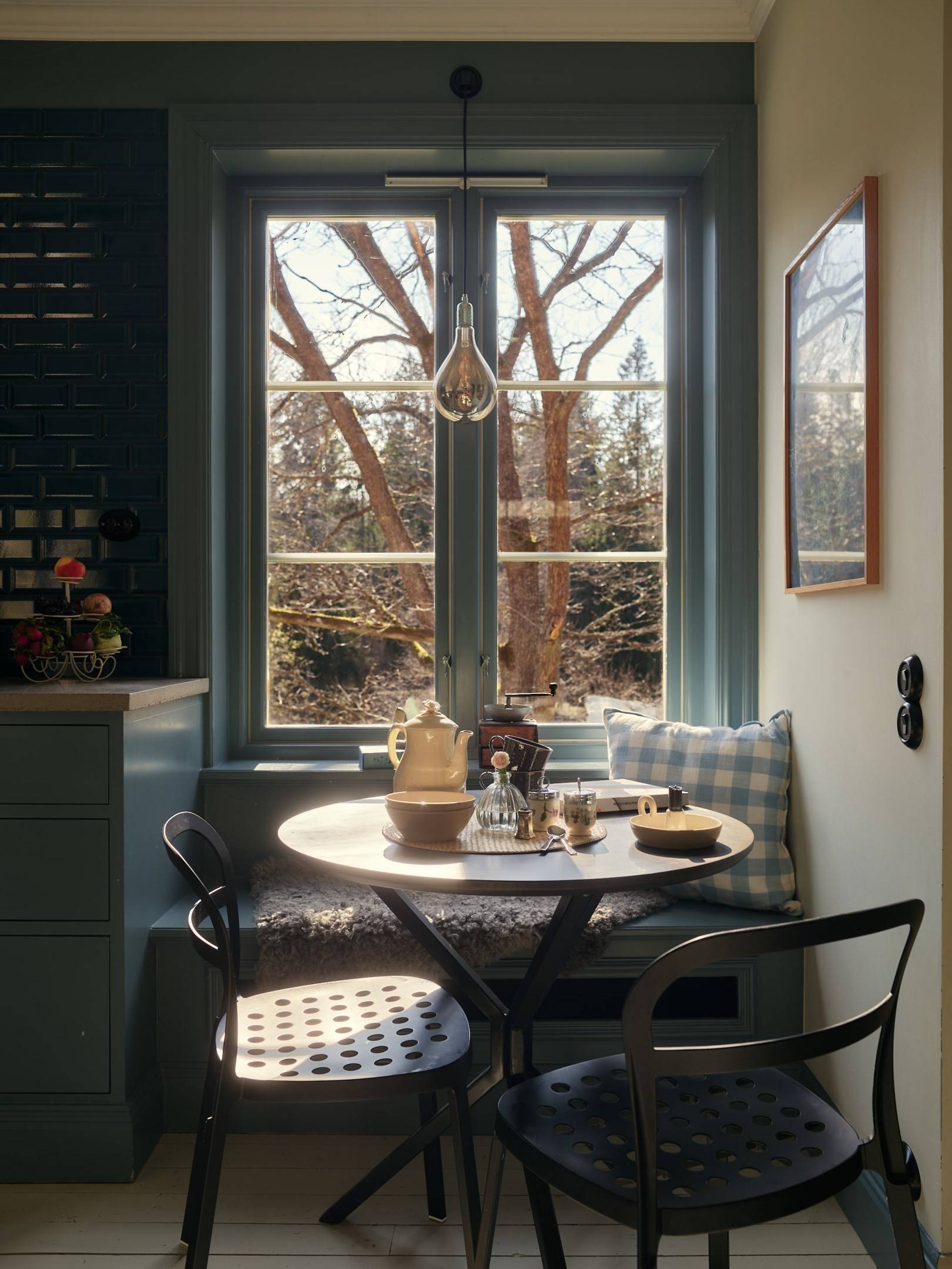 coin repas dans cuisine bleue décoration vintage maison des années 1920 Suède