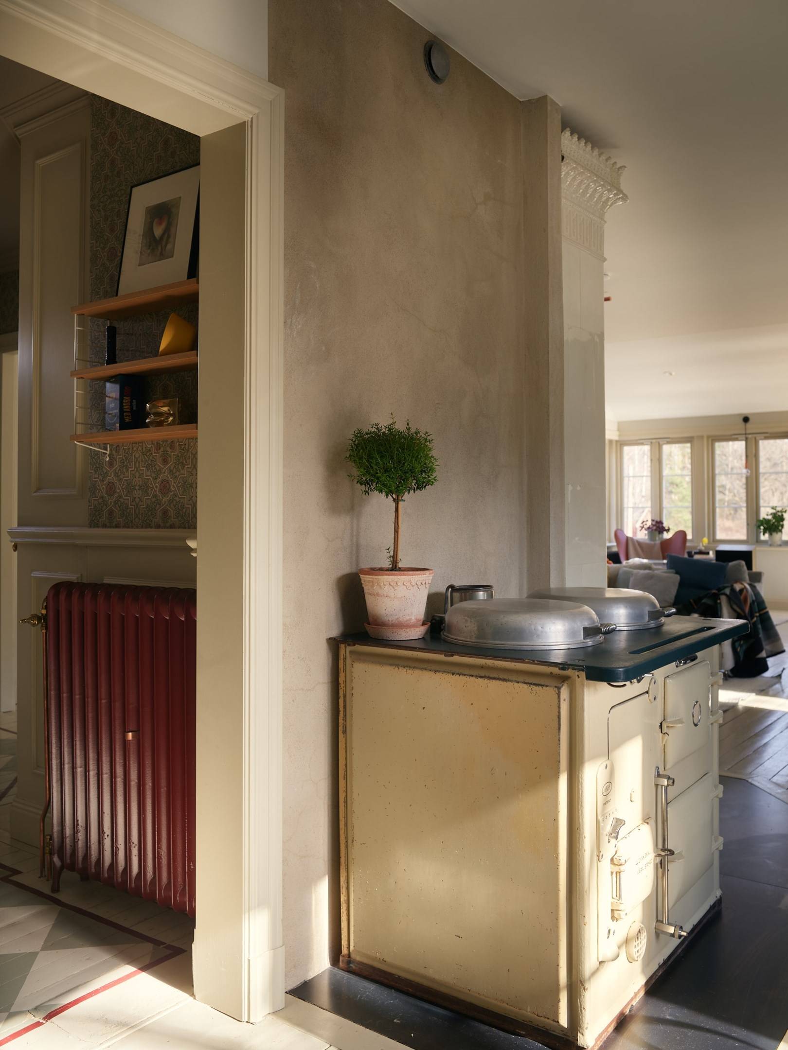 fourneau ancien dans cuisine bleue décoration vintage maison des années 1920 Suède