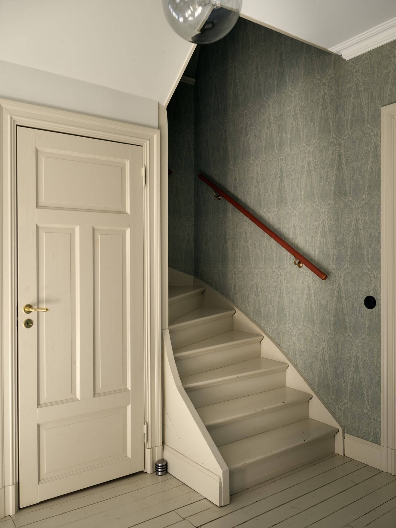 entrée et escalier maison ancienne