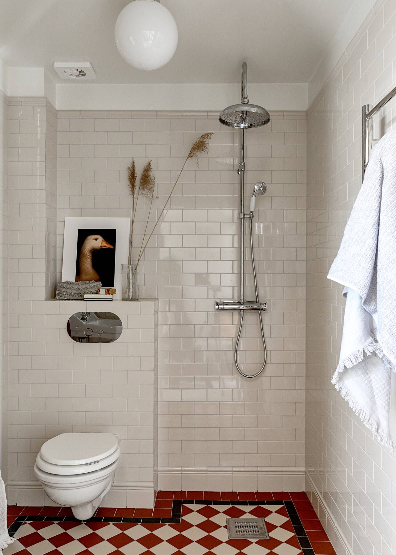 salle de bain sol à damier rétro rouge et blanc