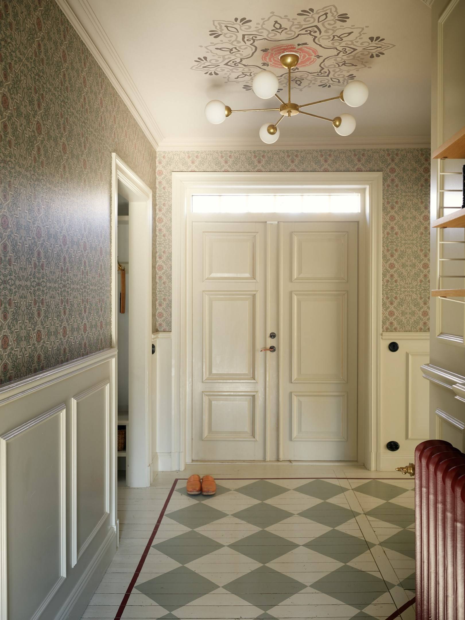 entrée avec sol à damier peint sur parquet