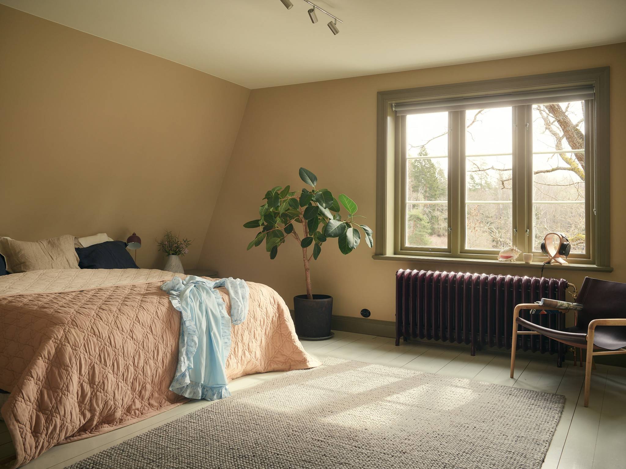 chambre mansardée décoration vintage maison des années 1920 Suède
