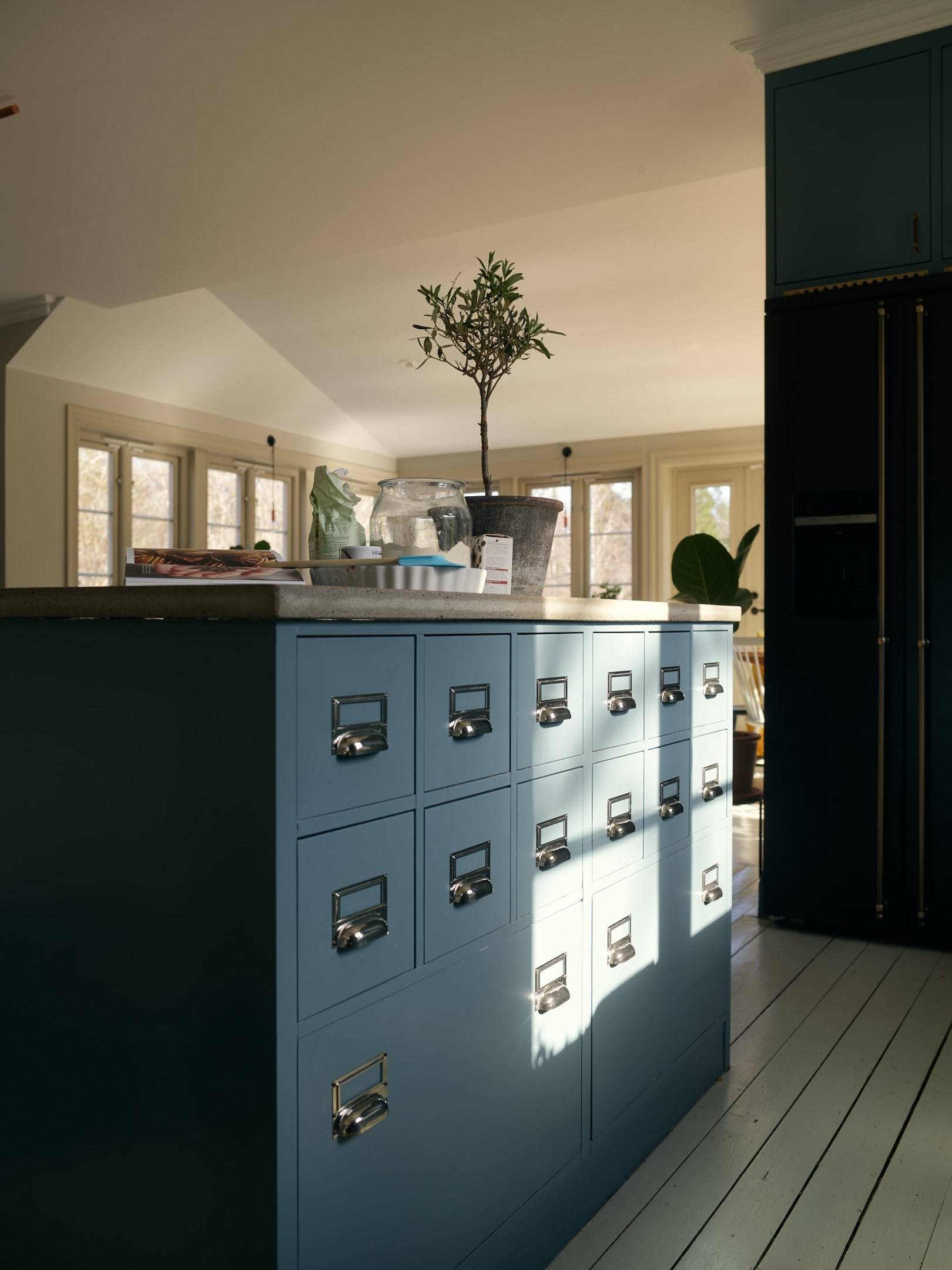 meuble comptoir dans cuisine bleue décoration vintage maison des années 1920 Suède