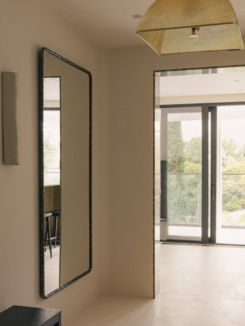 entrée avec grand miroir décoration contemporaine beige