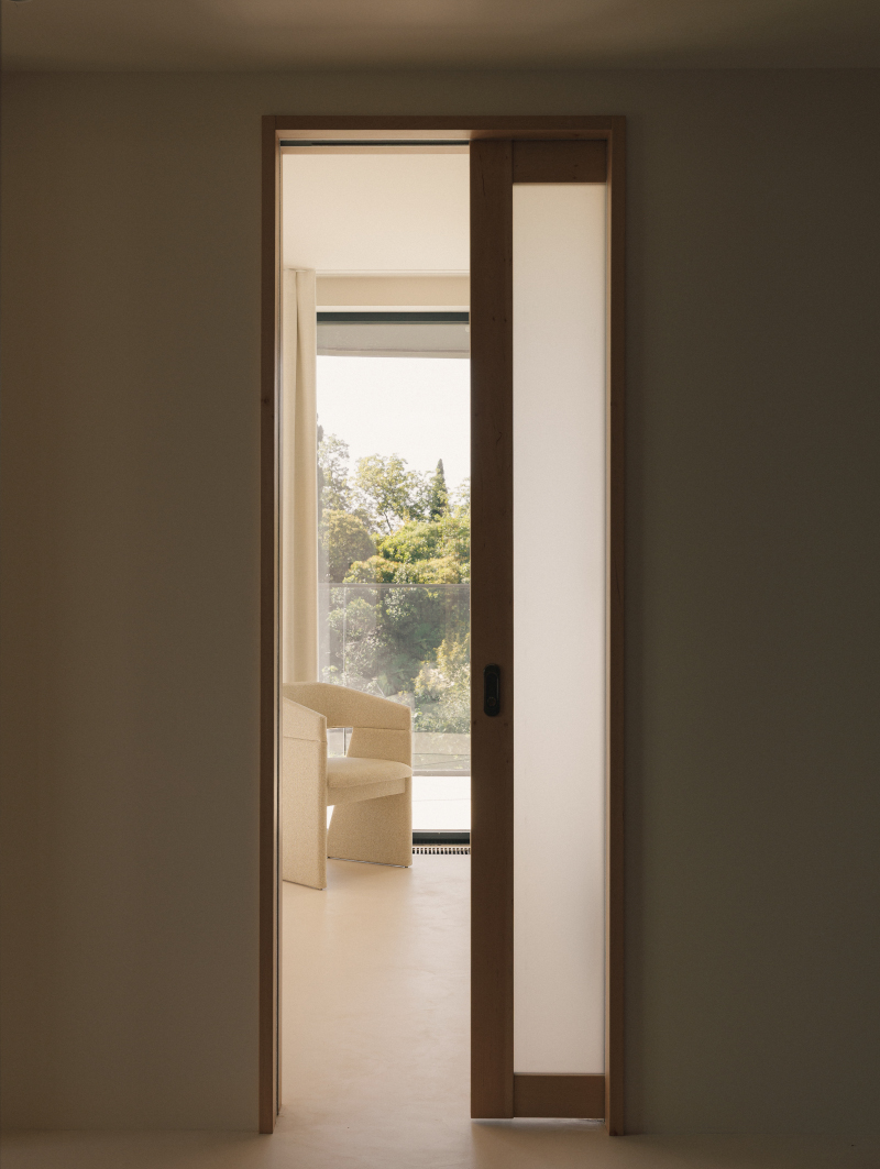 chambre avec porte en bois à galandage décoration contemporaine beige