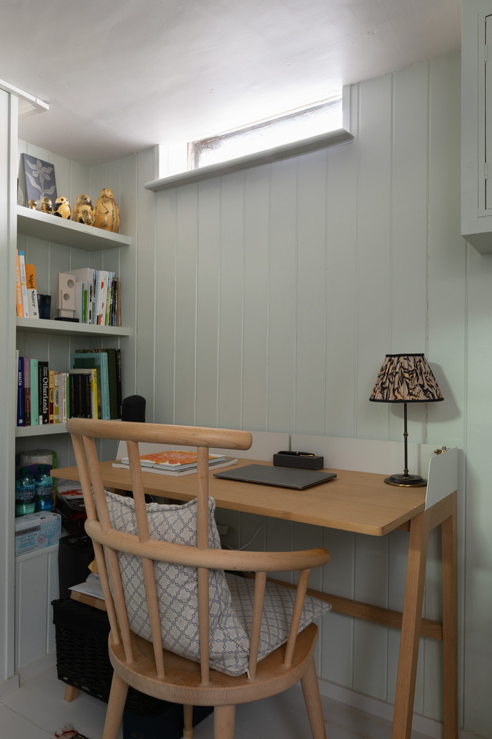 bureau mur panneaux bleu ciel décoration rustique chic petite maison victorienne de 41m2