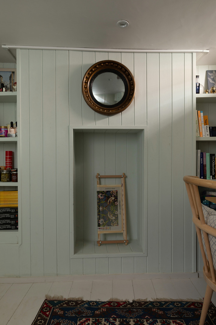 bureau murs panneaux bleu ciel décoration rustique chic petite maison victorienne de 41m2