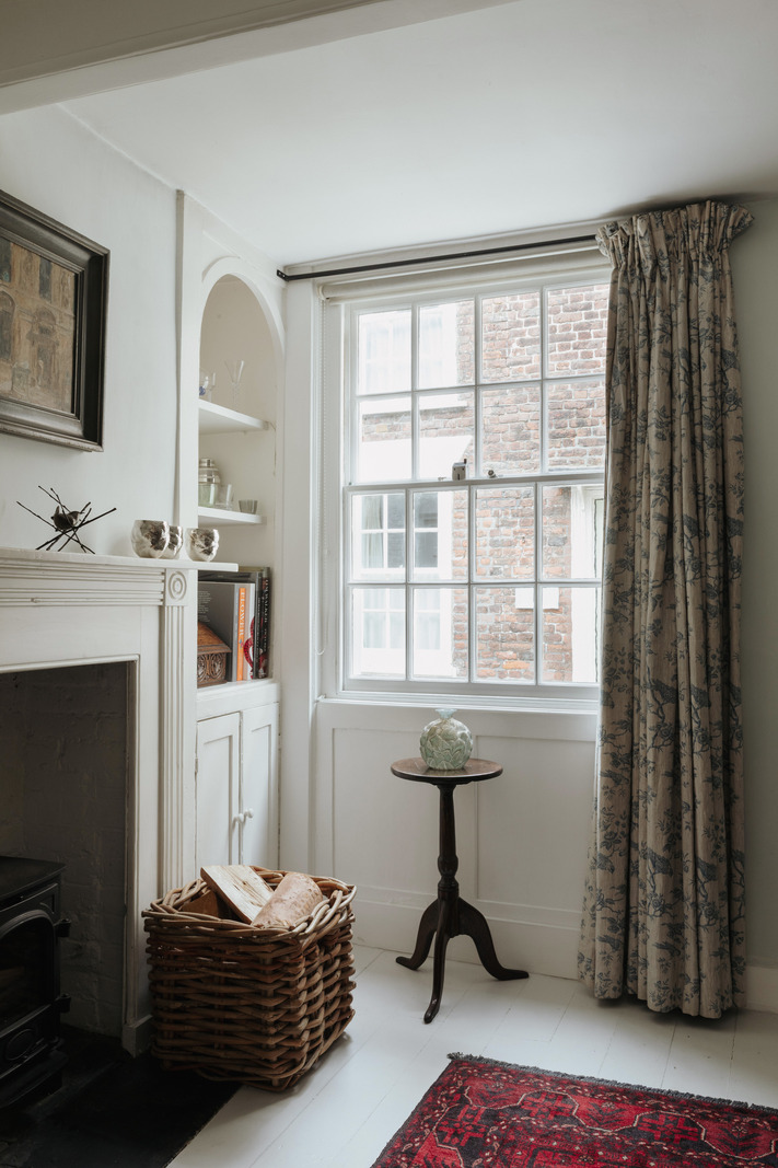 salon avec cheminée et fenêtre à guillotine décoration rustique chic petite maison victorienne de 41m2