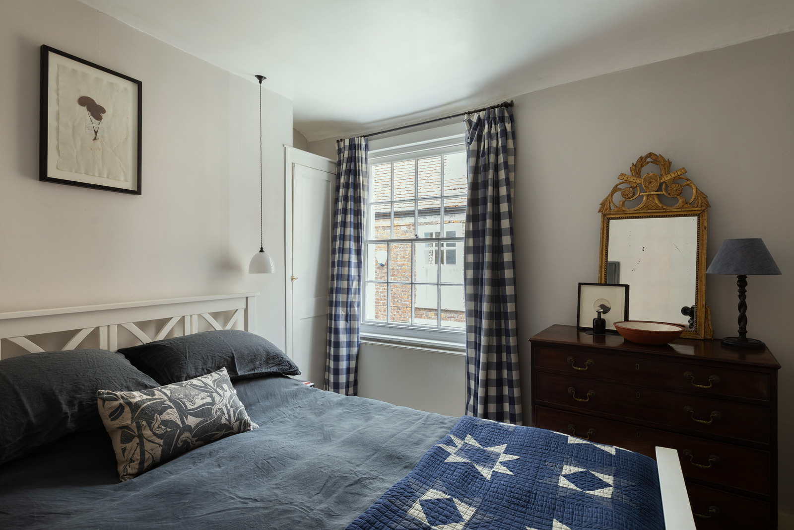 chambre bleue avec fenêtre à guillotine décoration rustique chic petite maison victorienne de 41m2