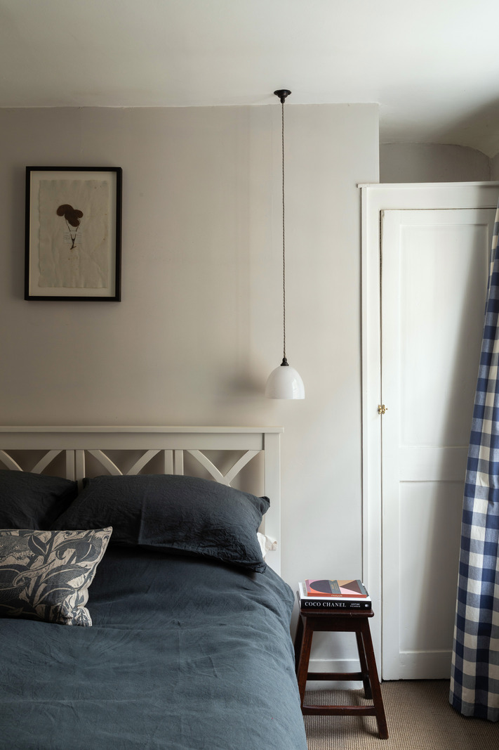 chambre bleue et blanche décoration rustique chic petite maison victorienne de 41m2