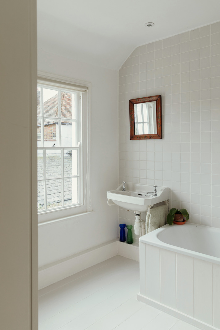 salle de bain blanche rétro avec fenêtre à guillotine