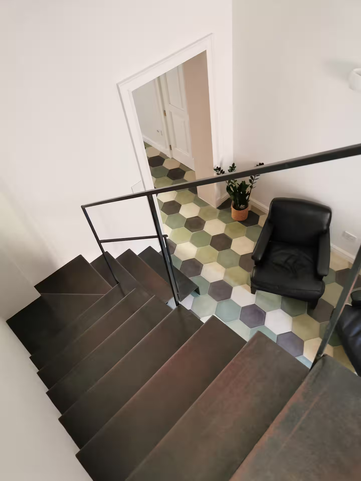 salon double hauteur avec escalier acier noir appartement Lecce Italie dans un ancien palais décoration design et vintage sol tomettes vertes blanches et noires salon double hauteur avec escalier acier noir appartement Lecce Italie dans un ancien palais décoration design et vintage sol tomettes vertes blanches et noires